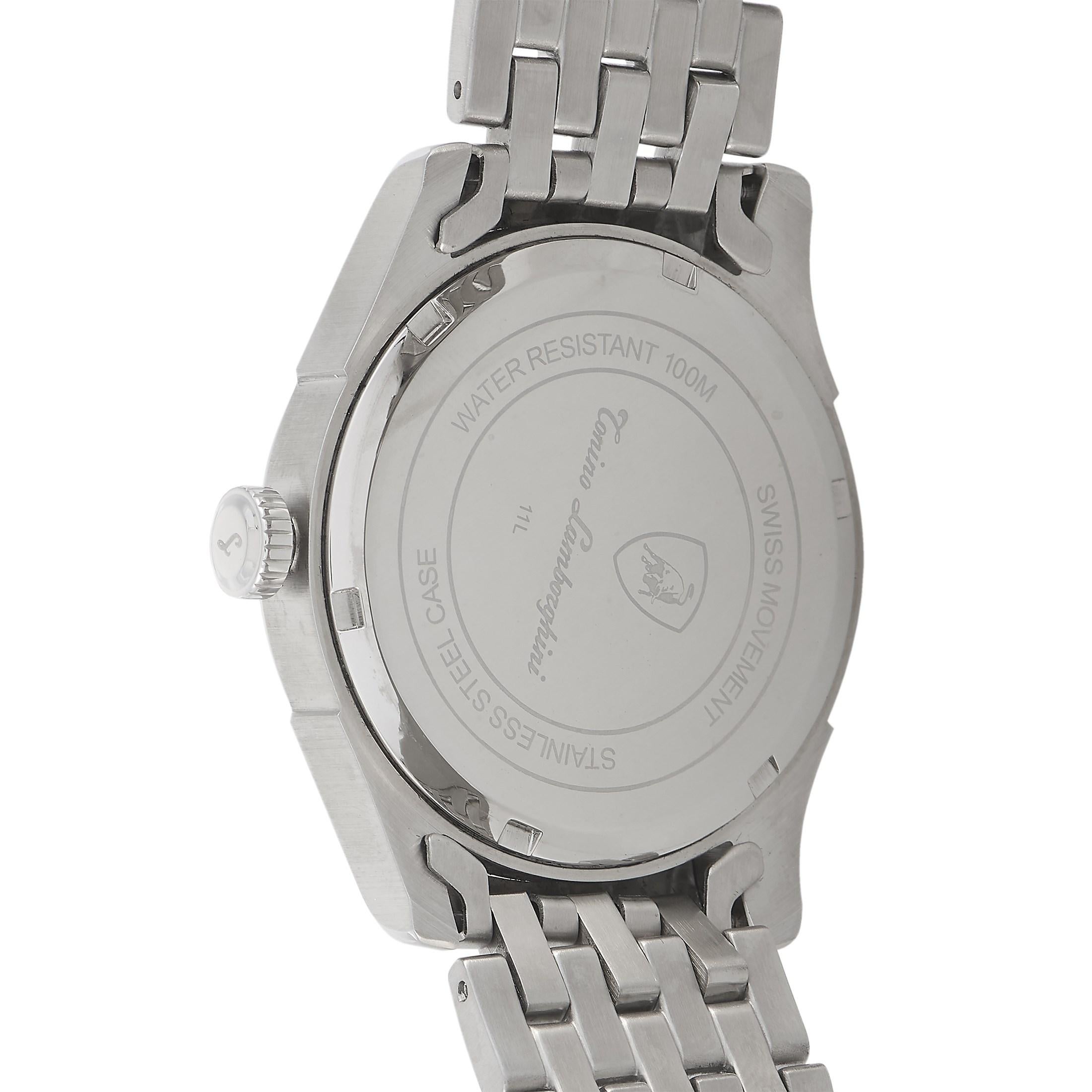 Diese Tonino Lamborghini Uhr, Referenznummer EN035D.111, kommt mit einem Edelstahlgehäuse und einem passenden Edelstahlarmband. Die Uhr wird von einem Ronda 715 Quarzwerk angetrieben. Das weiße Zifferblatt mit diamantbesetzten Indexen zeigt zentral
