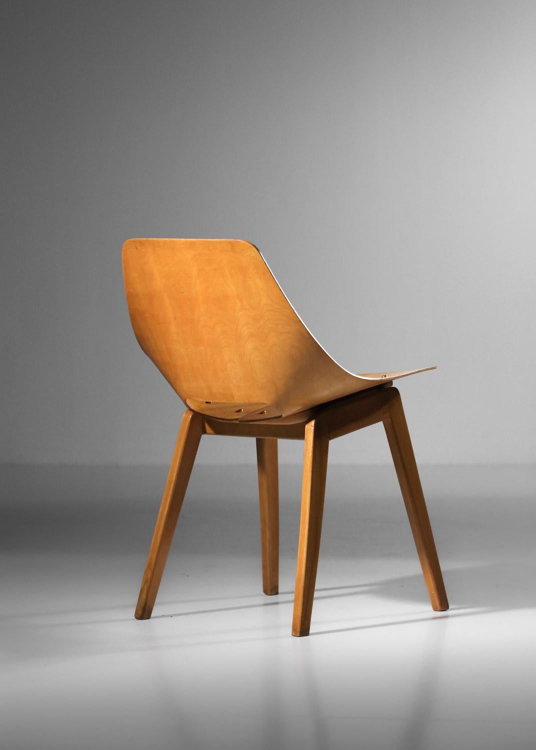 Tonneau-Stuhl von Pierre Guariche aus den 60er Jahren in Massivholz im Angebot 3
