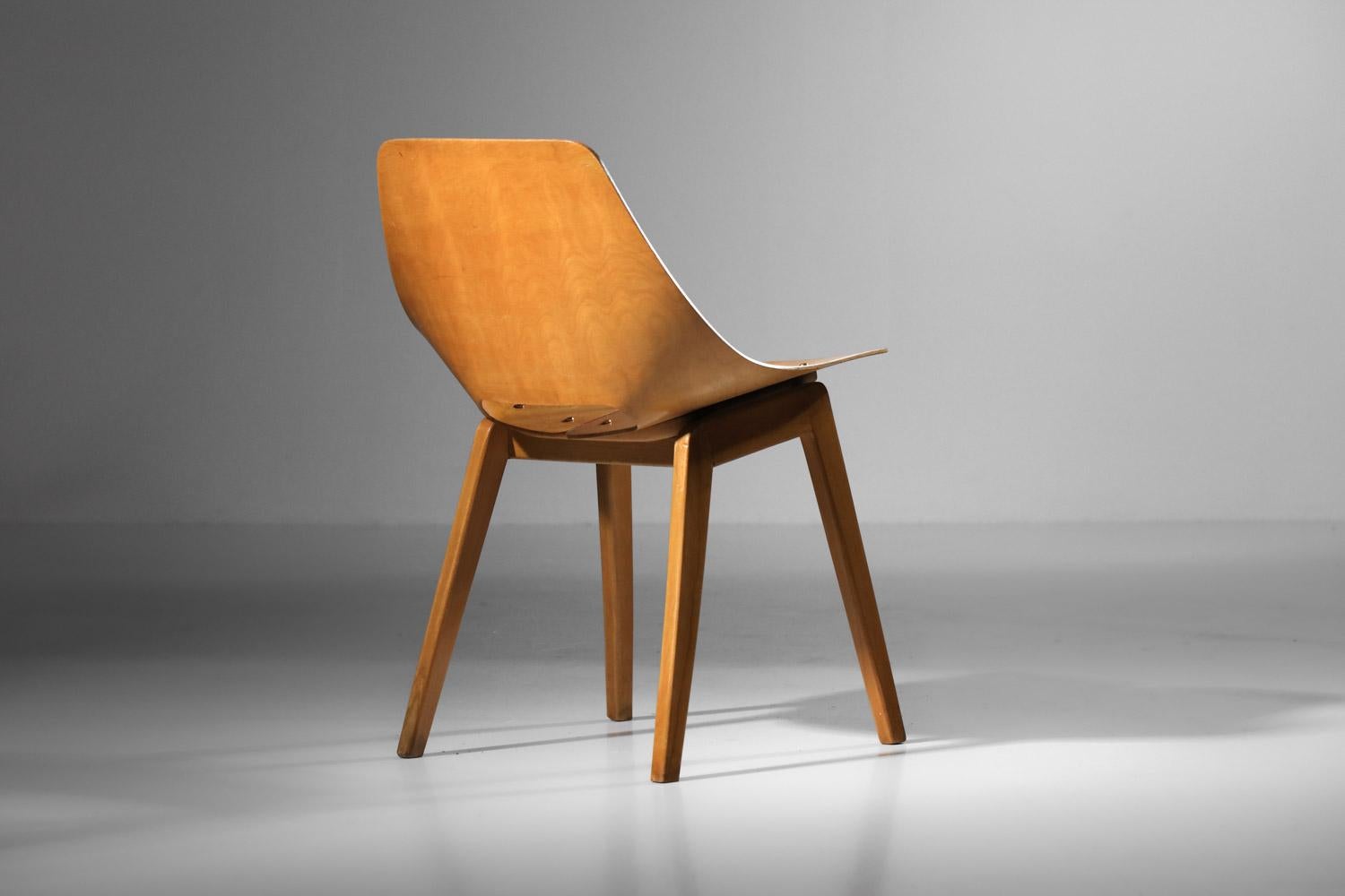 Tonneau-Stuhl von Pierre Guariche aus den 60er Jahren in Massivholz im Angebot 4