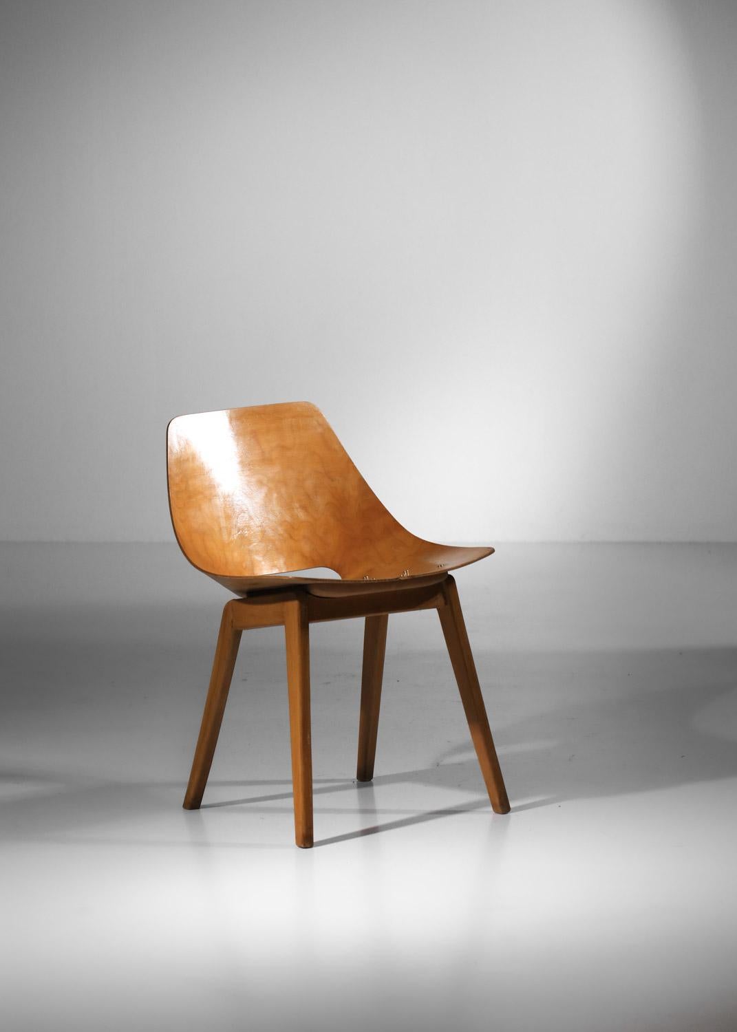 Tonneau-Stuhl von Pierre Guariche aus den 60er Jahren in Massivholz im Angebot 5