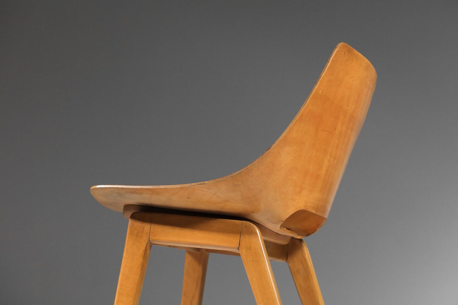 Tonneau-Stuhl von Pierre Guariche aus den 60er Jahren in Massivholz im Angebot 7