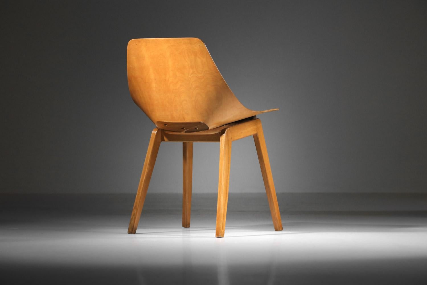 Tonneau-Stuhl von Pierre Guariche aus den 60er Jahren in Massivholz im Angebot 8