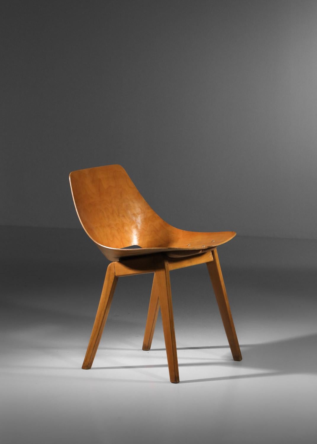 Tonneau-Stuhl von Pierre Guariche aus den 60er Jahren in Massivholz (Französisch) im Angebot