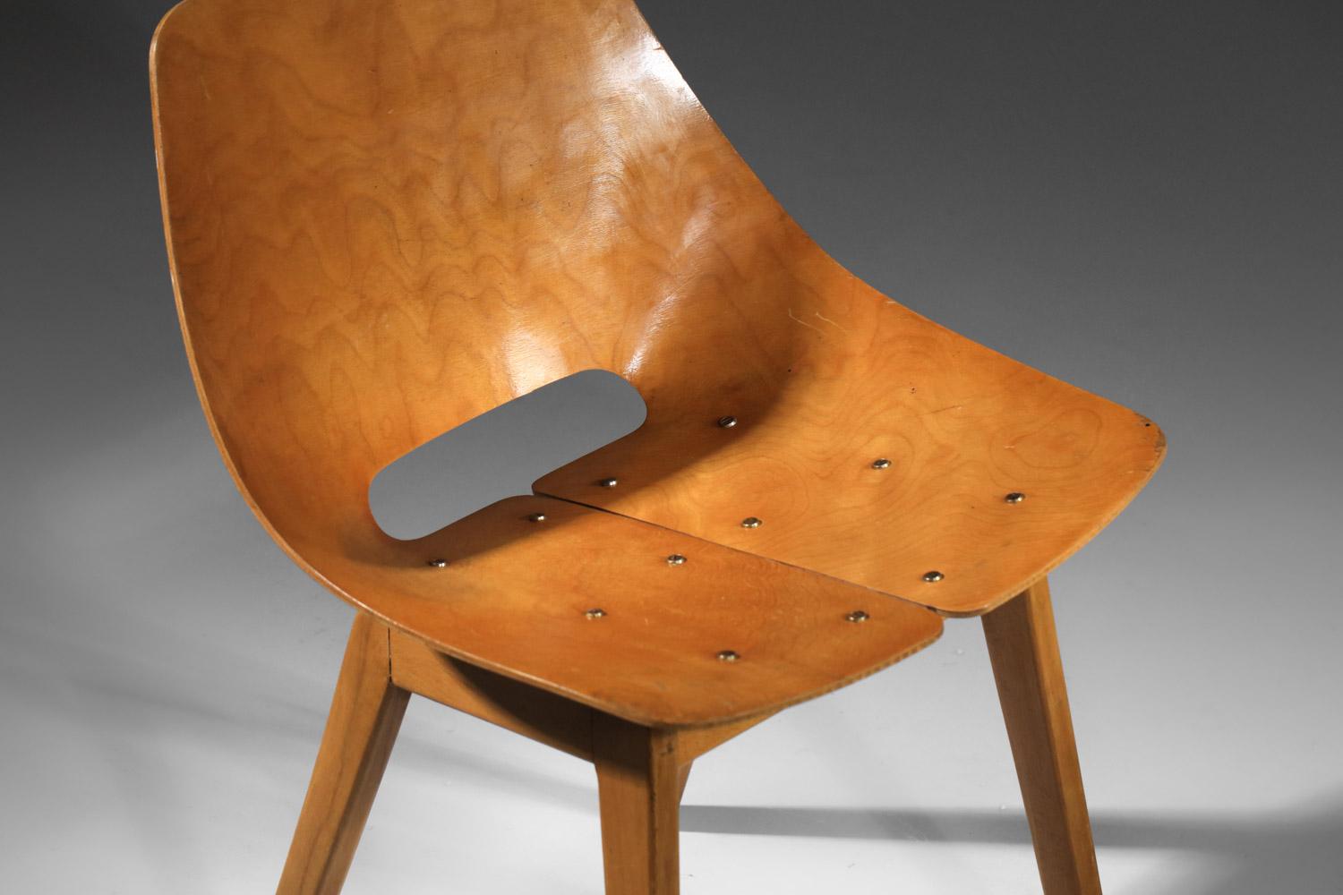 Tonneau-Stuhl von Pierre Guariche aus den 60er Jahren in Massivholz (Mitte des 20. Jahrhunderts) im Angebot