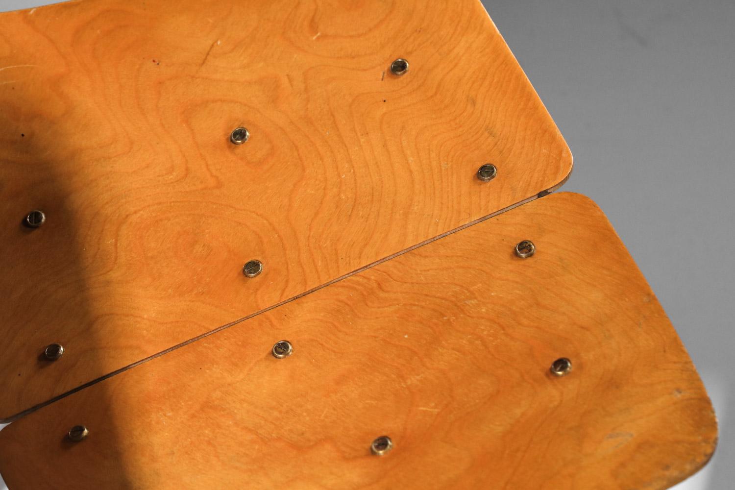 Tonneau-Stuhl von Pierre Guariche aus den 60er Jahren in Massivholz (Holz) im Angebot
