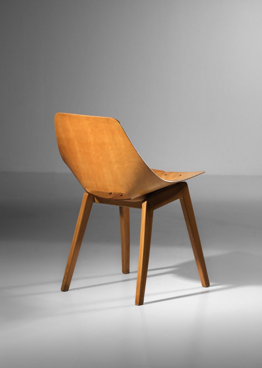 Tonneau-Stuhl von Pierre Guariche aus den 60er Jahren in Massivholz im Angebot 2