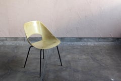 Chaise Tonneau crème de Pierre Guariche