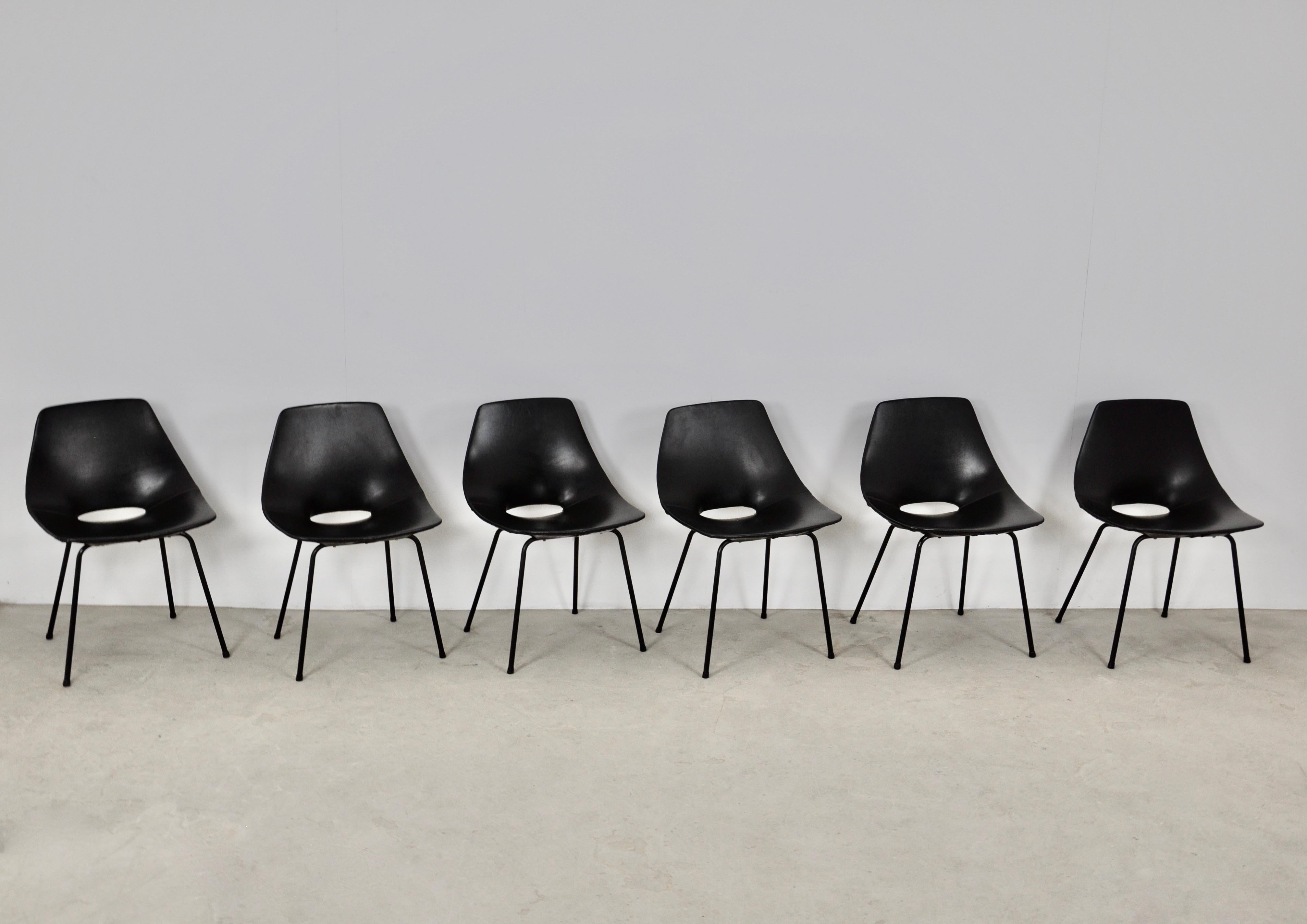 Series of 6 chairs in black skai stamped Steiner. Seat height: 44cm Wear due to time and age of chairs (see photo).
  