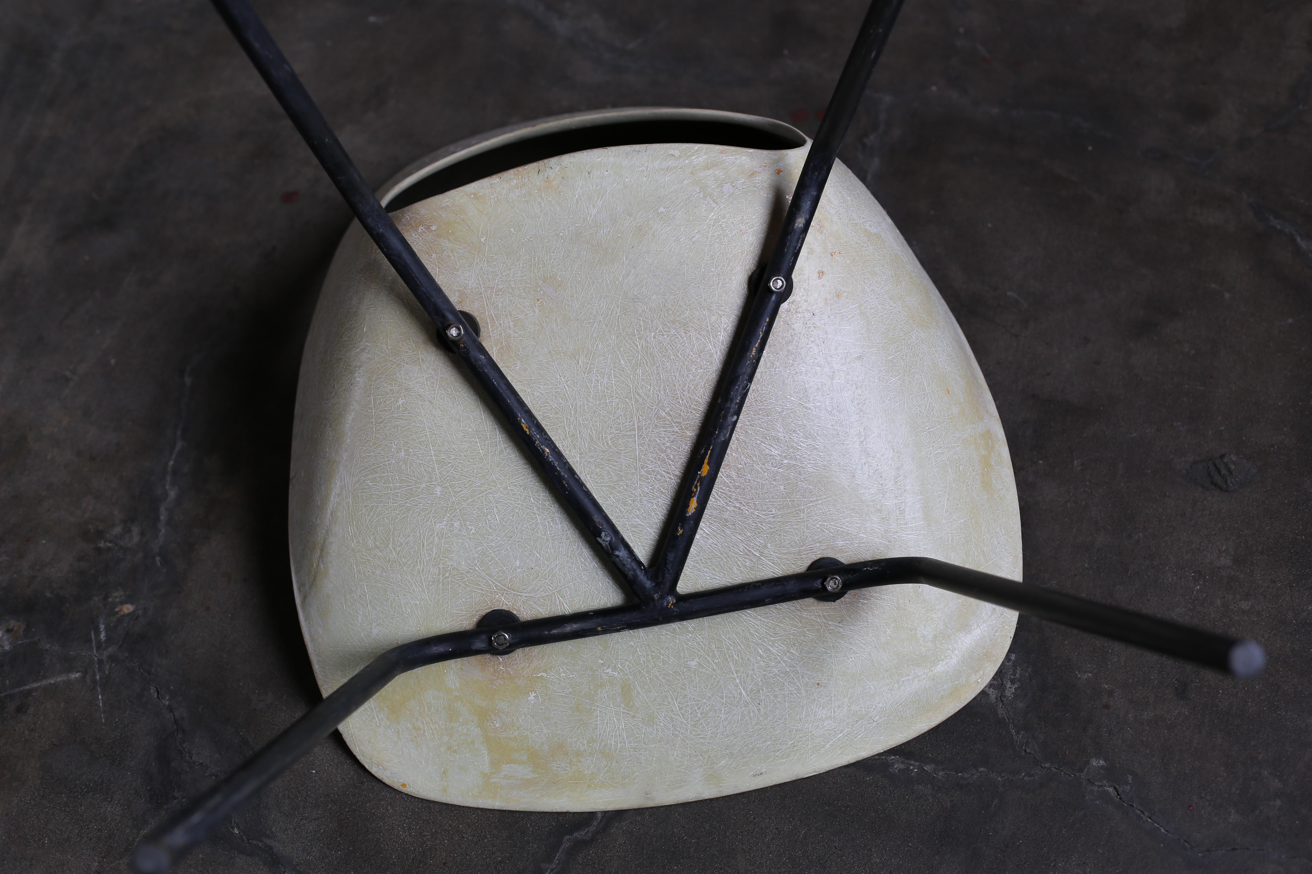 “Tonneau” Fiberglass Chair by Pierre Guariche 2
