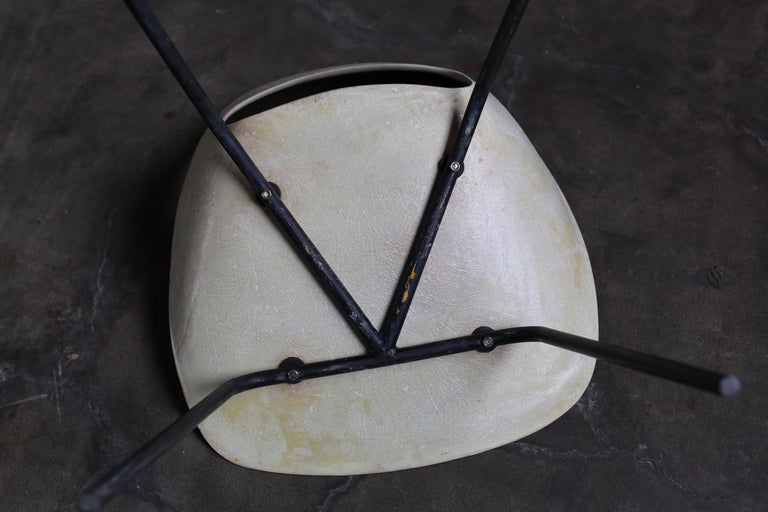 “Tonneau” Fiberglass Chair by Pierre Guariche For Sale 2