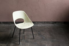 Chaise Tonneau en fibre de verre de Pierre Guariche