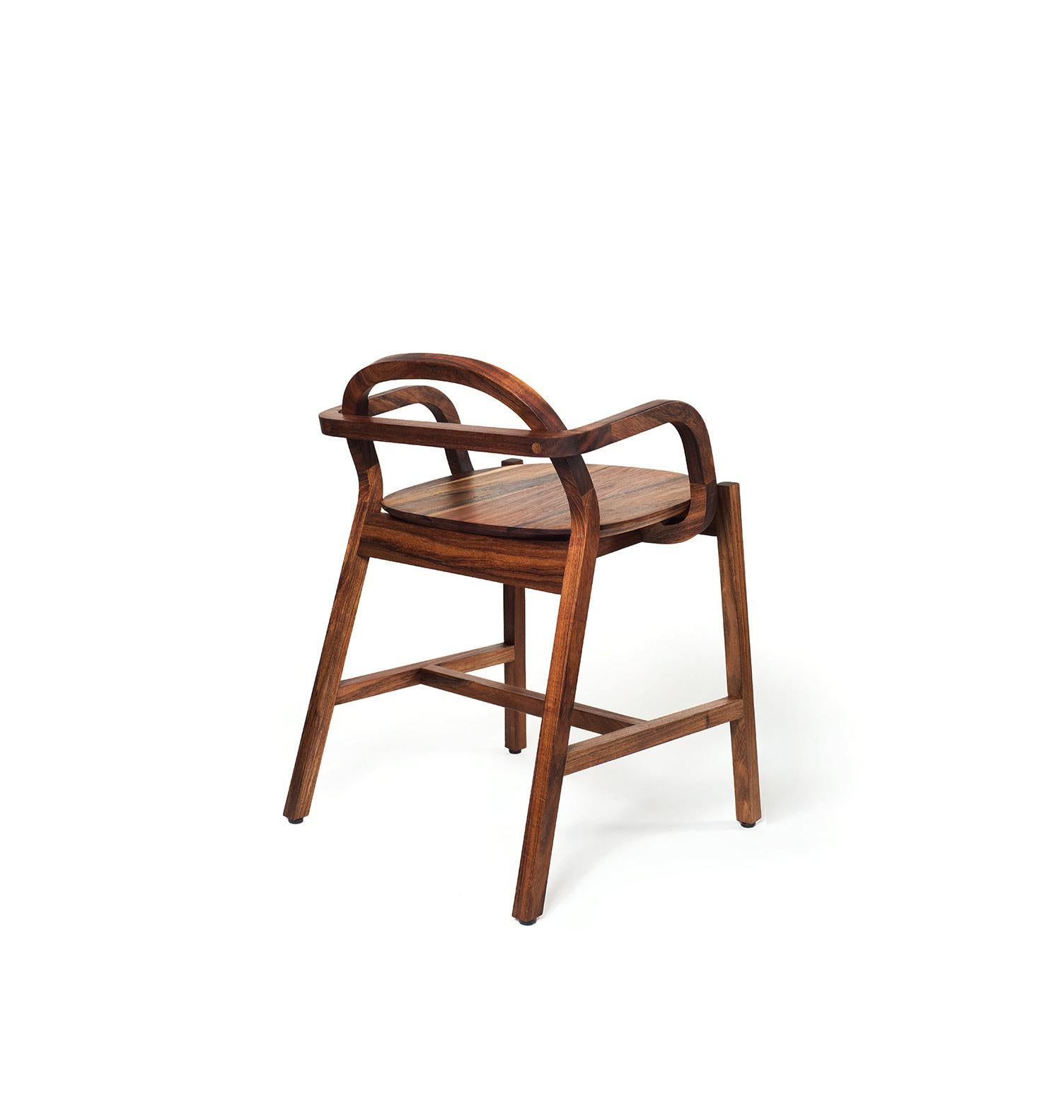 Der Tono Cs Chair ist aus der wellenförmigen Qualität von Schallwellen entstanden, die uns mit fluktuierenden Formen beschenken können. Die Tono-Linie von Cuchara macht sich dieses Frequenzkonzept zu eigen und erforscht die linearen Wege, die die