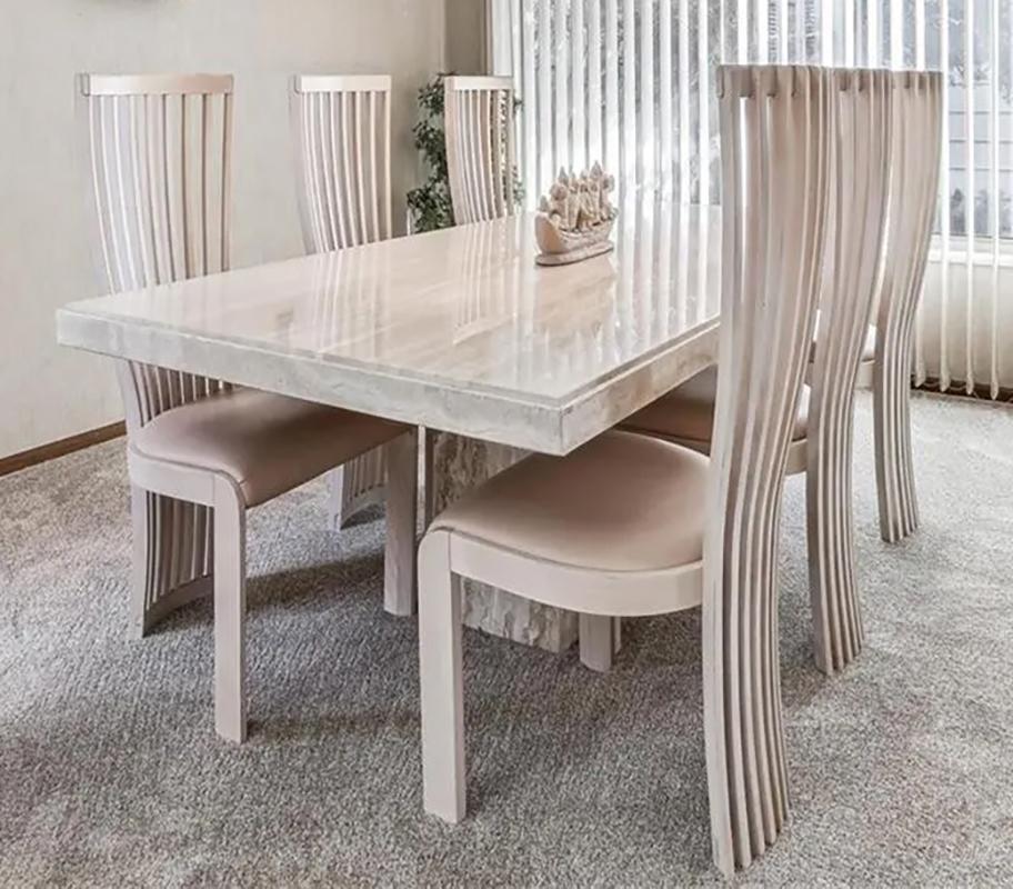 Ein auffälliges Set von 6 skulpturalen Esszimmerstühlen von Tonon Italia für Roche Bobois, gefertigt aus gebranntem Holz und mit lachsfarbenen Vinylpolstern gepolstert. Diese wunderschön konstruierten Stühle befinden sich seit ihrem ursprünglichen