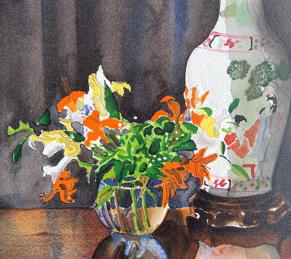 CHINESE VASE Signierte Lithographie, Interieur-Stillleben, Lilien in runder Glasvase – Print von Tony Bennett