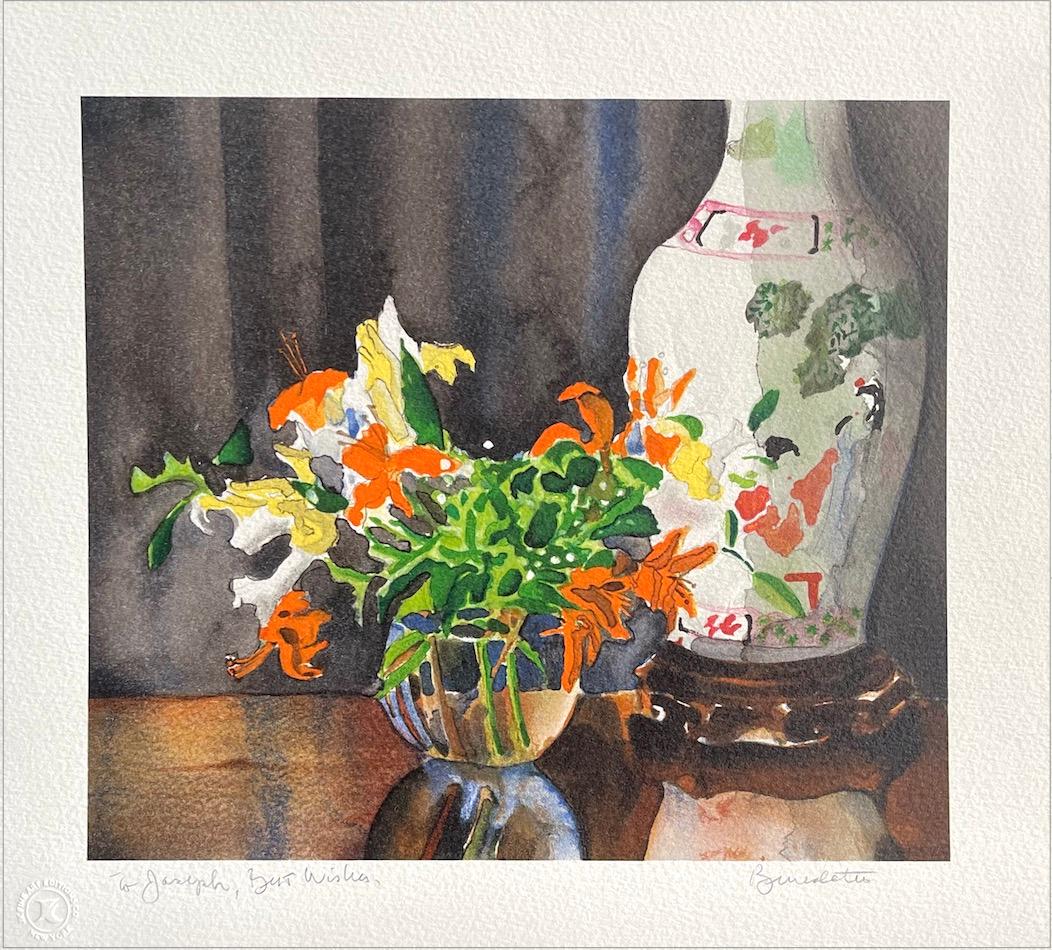 Tony Bennett Interior Print – CHINESE VASE Signierte Lithographie, Interieur-Stillleben, Lilien in runder Glasvase