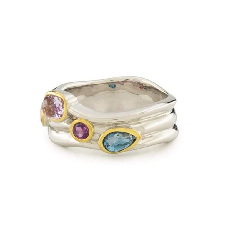Der Himmel schickt. Der Tony-Cocktailring aus weißem Rhodium trägt einen hellen Amethysten, der anmutig in seiner Fassung tanzt. Was nicht dazugehört, macht Platz für das, was sein soll. Die unpassenden Edelsteine und die gewellte Textur wirken fast