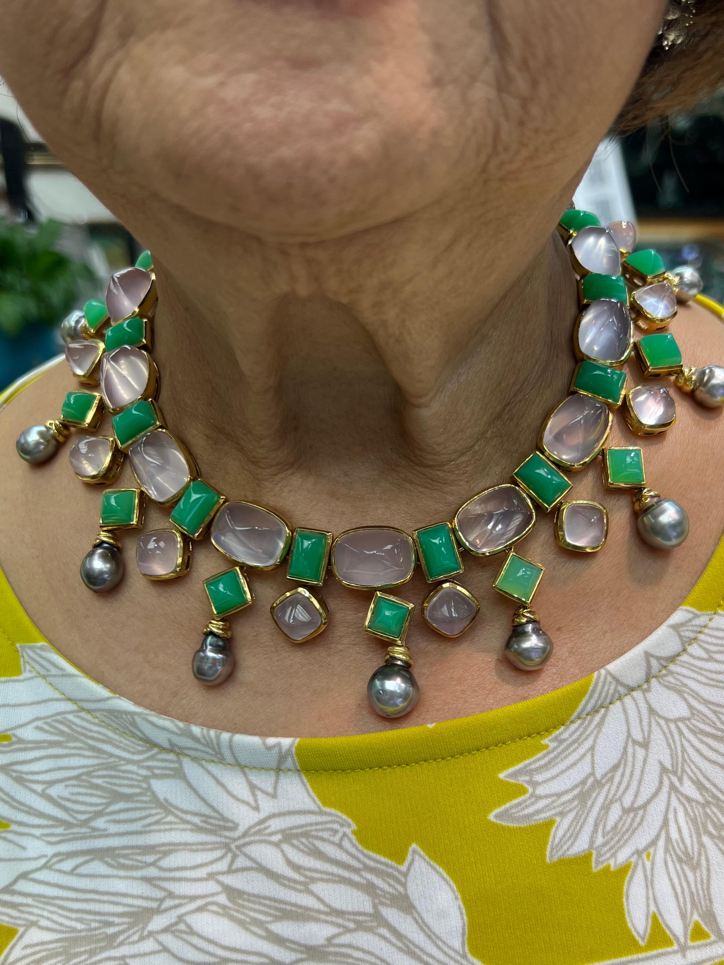 Tony Duquette Halskette aus Chrysopras, Rosenquarz, Tahiti-Perlen und 18 Karat Gelbgold. 

Die Tony Duquette Chrysopras-Rosenquarz-Tahiti-Perlen-Halskette aus 18-karätigem Gelbgold ist ein Beispiel für die Verbindung von Kunstfertigkeit und Luxus im