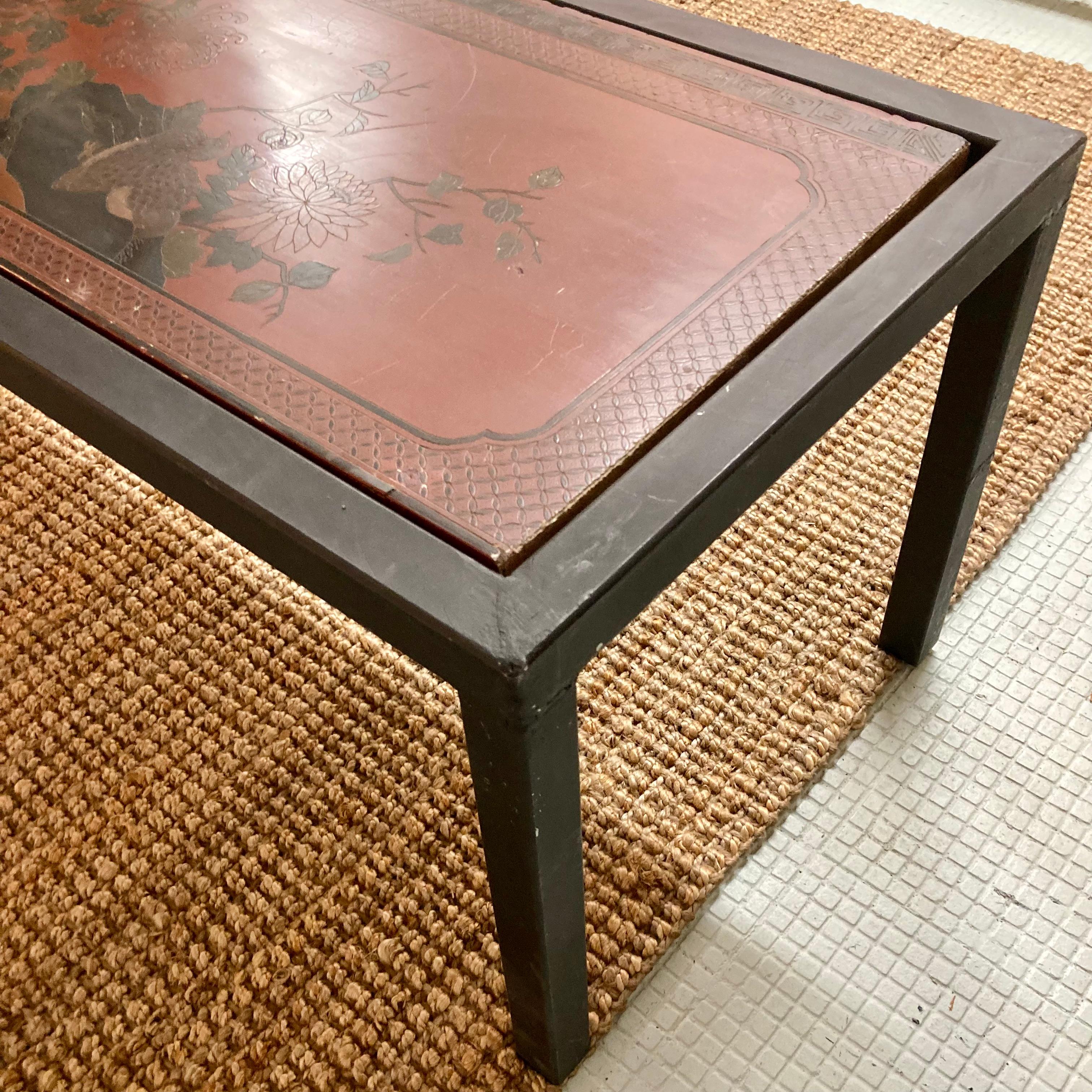 Tony Duquette table basse personnalisée avec panneau chinois encastré en vente 4