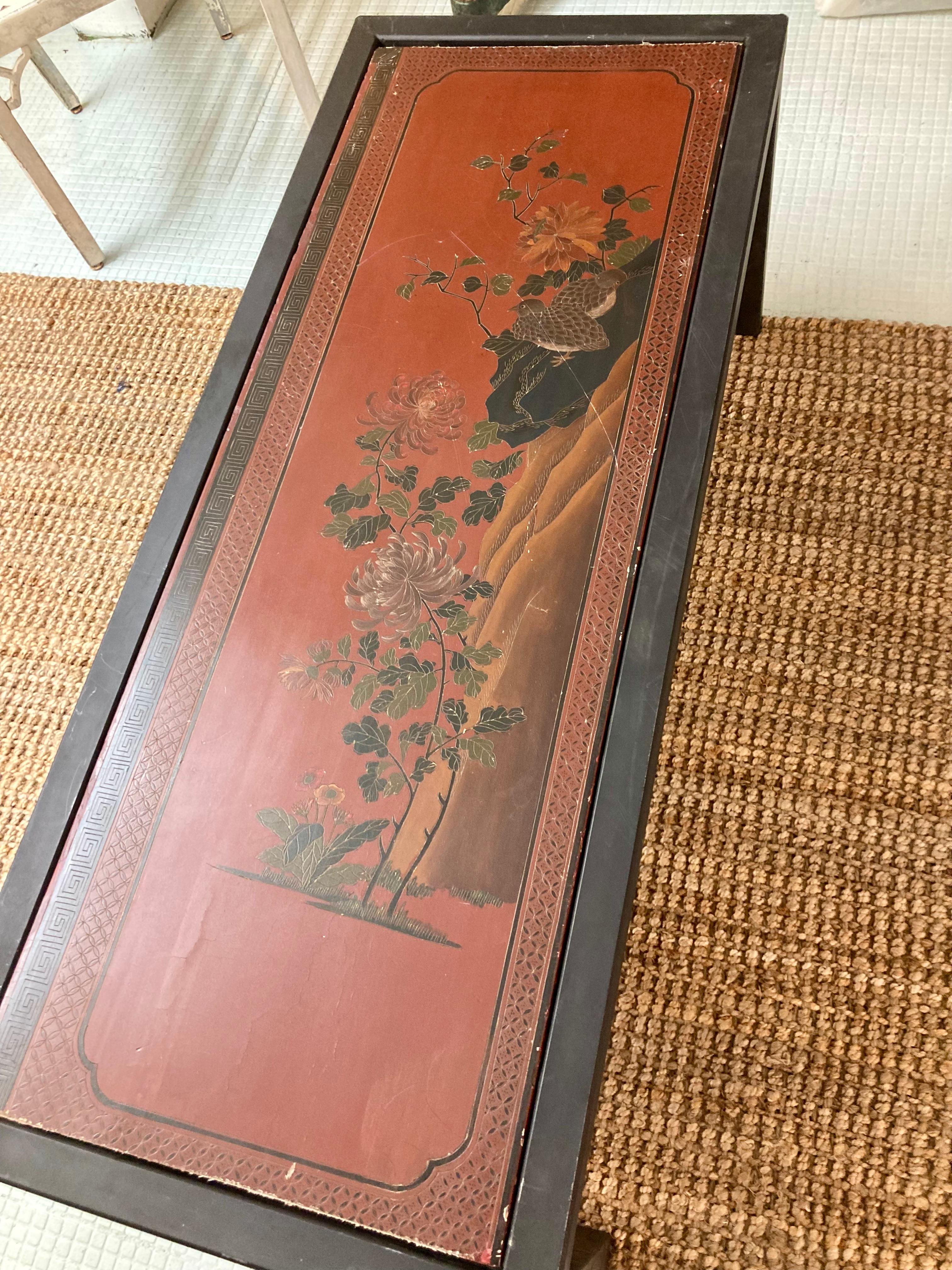 Tony Duquette table basse personnalisée avec panneau chinois encastré Bon état - En vente à Los Angeles, CA