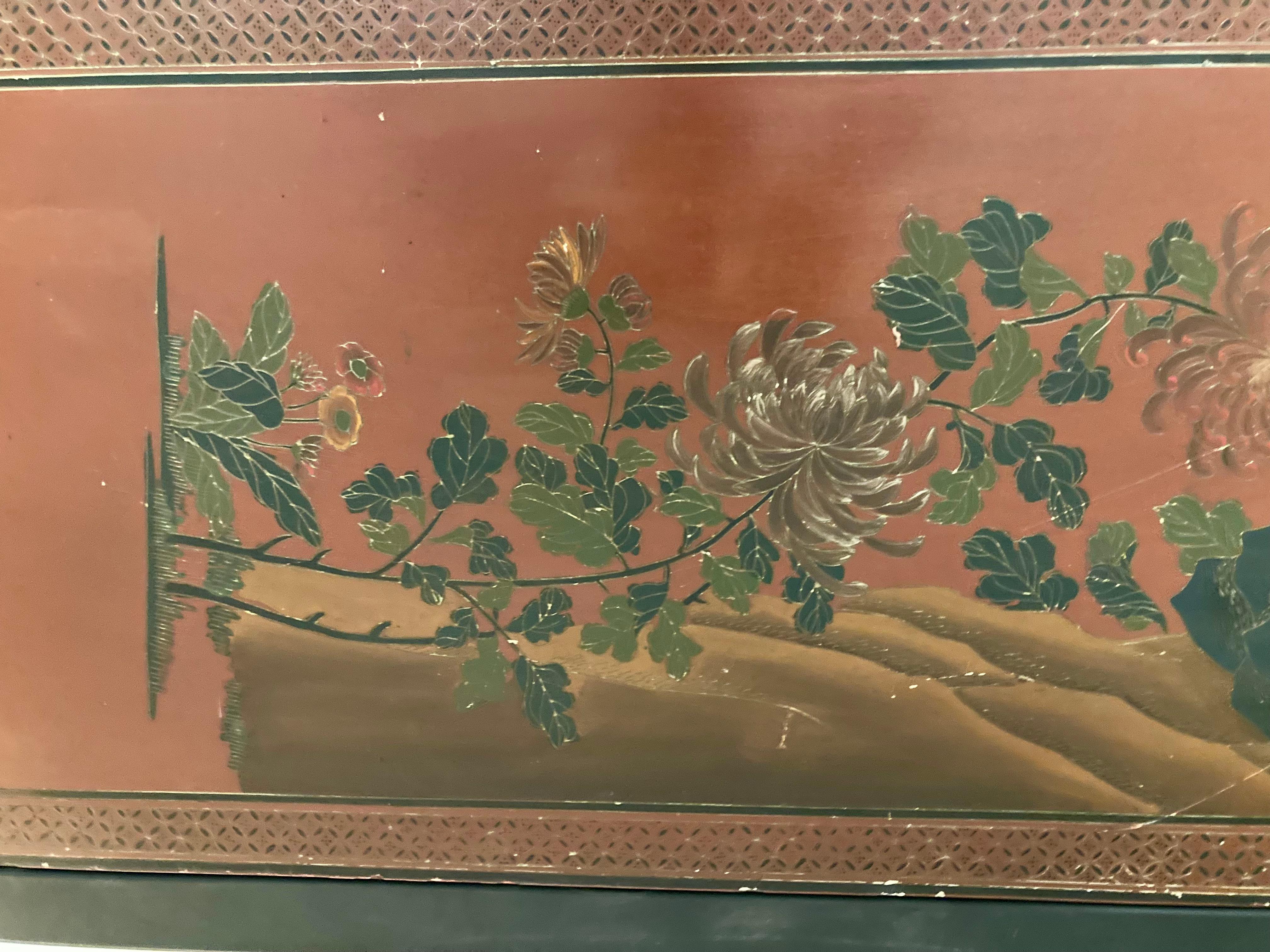 Bois Tony Duquette table basse personnalisée avec panneau chinois encastré en vente