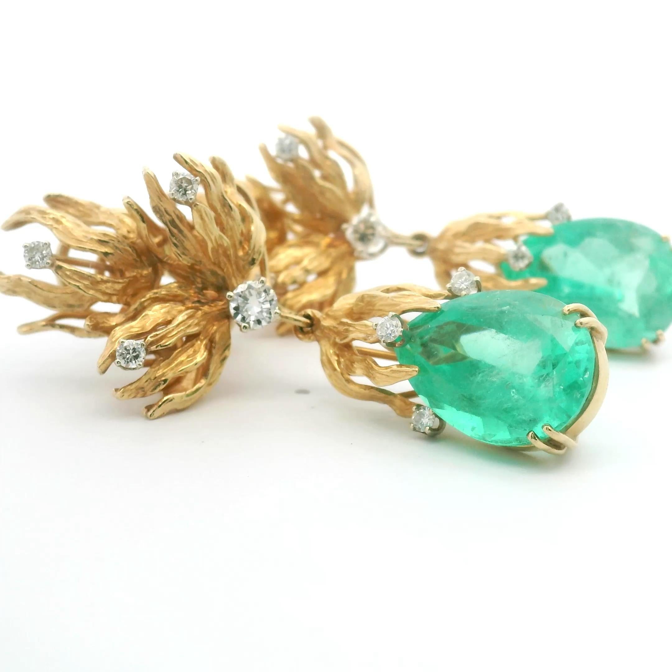 Estremamente raro e molto ricercato l'orecchino a goccia con smeraldo colombiano di Tony Duquette, un'eccezionale coppia di ciondoli a orecchio in oro massiccio 18k (marchio 750) con un bellissimo design stravagante che rappresenta la natura. Questo