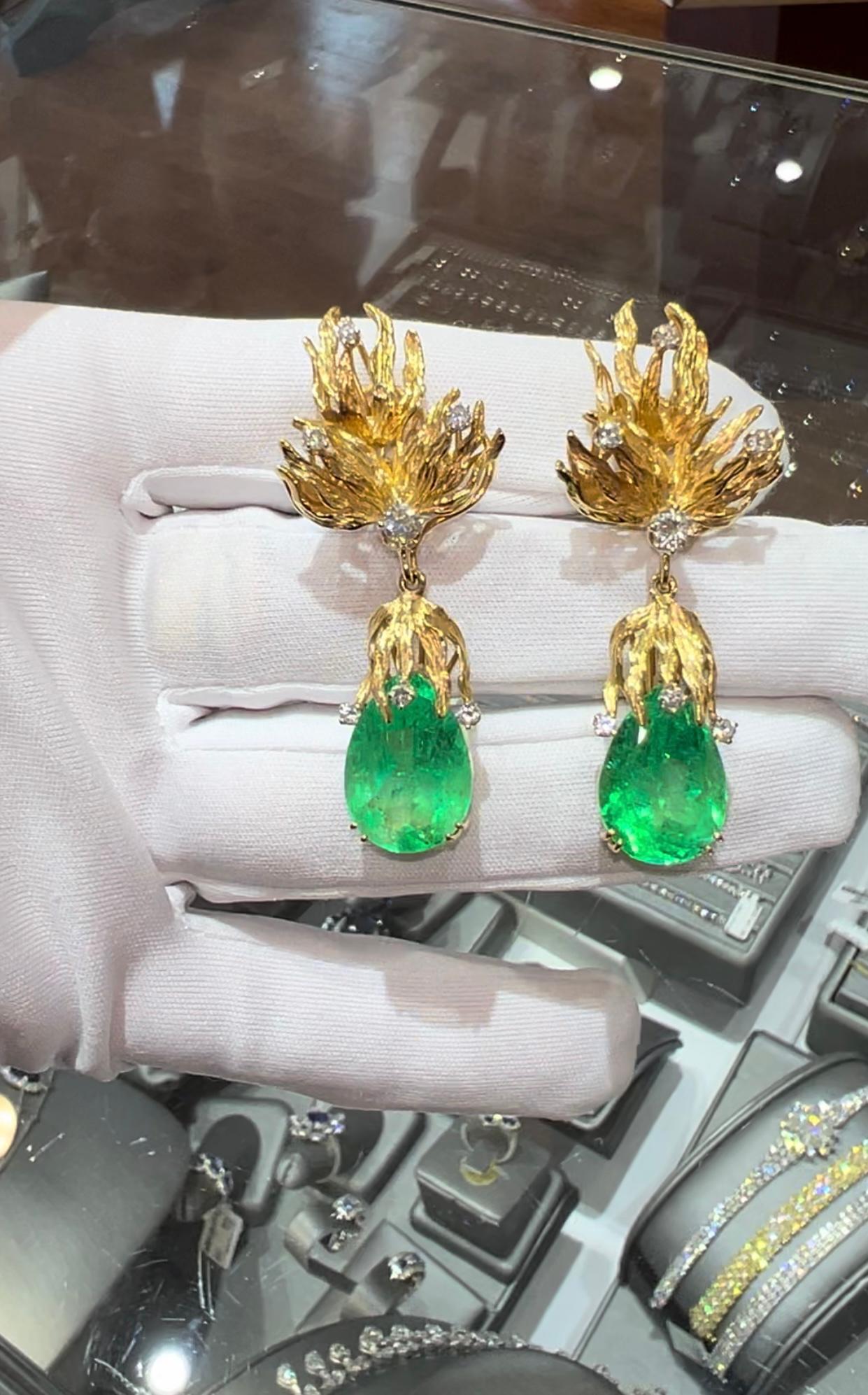 Donna TONY DUQUETTE Orecchini di smeraldo colombiano a forma di pera con diamante da 23 carati in vendita