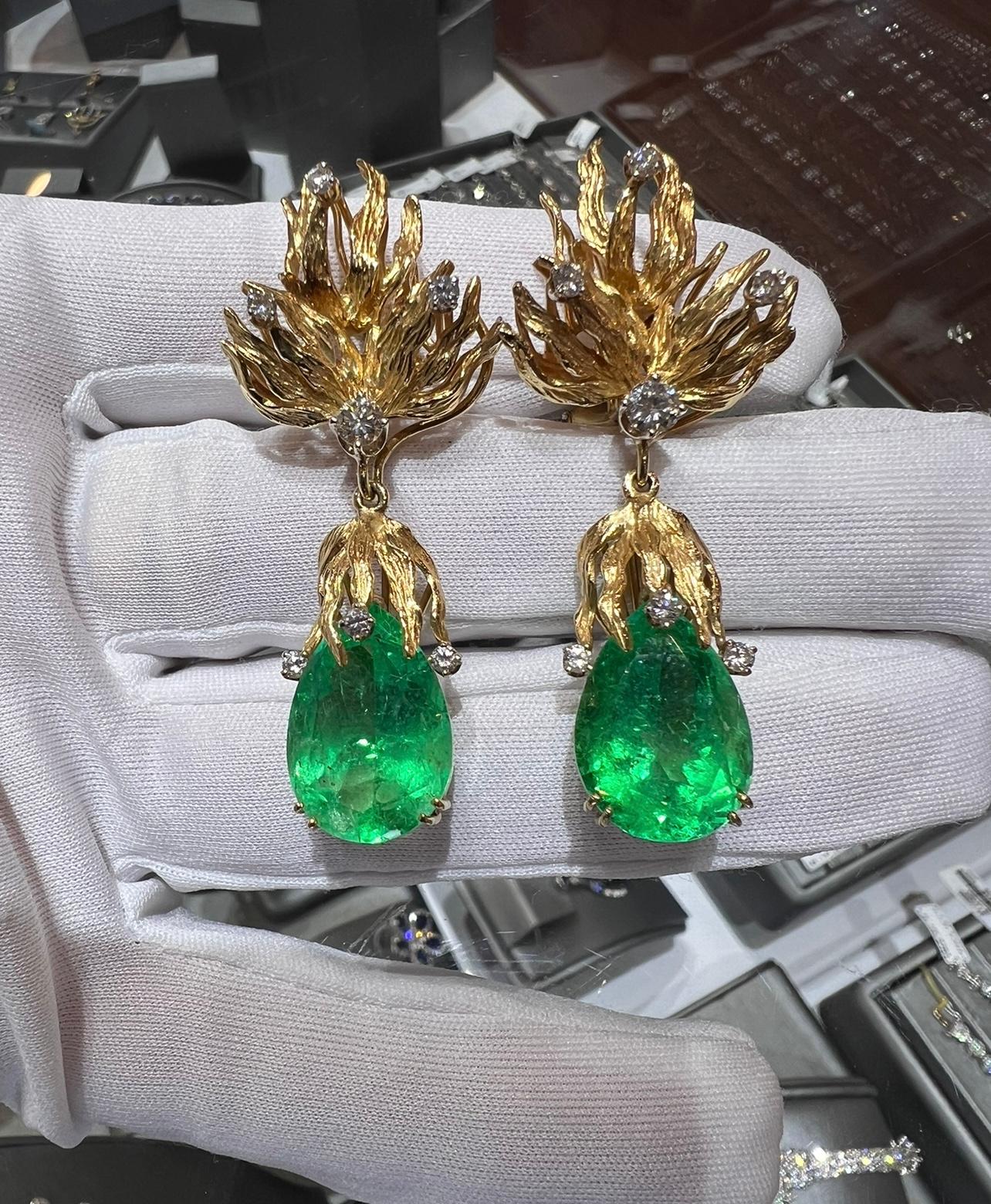 TONY DUQUETTE Orecchini di smeraldo colombiano a forma di pera con diamante da 23 carati in vendita 1