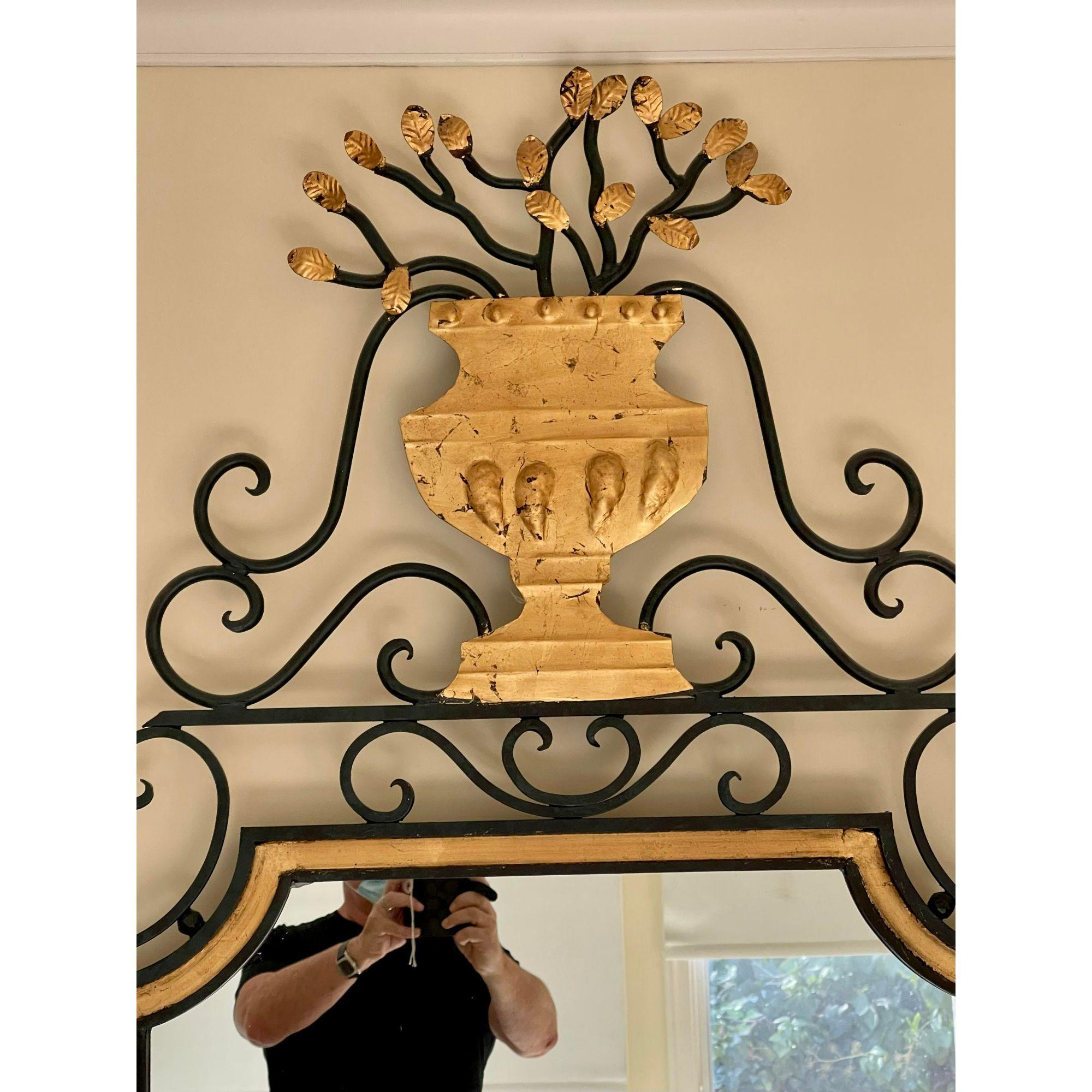 Baroque Miroir de designer moderne Tony Duquette en métal doré et fer forgé en vente