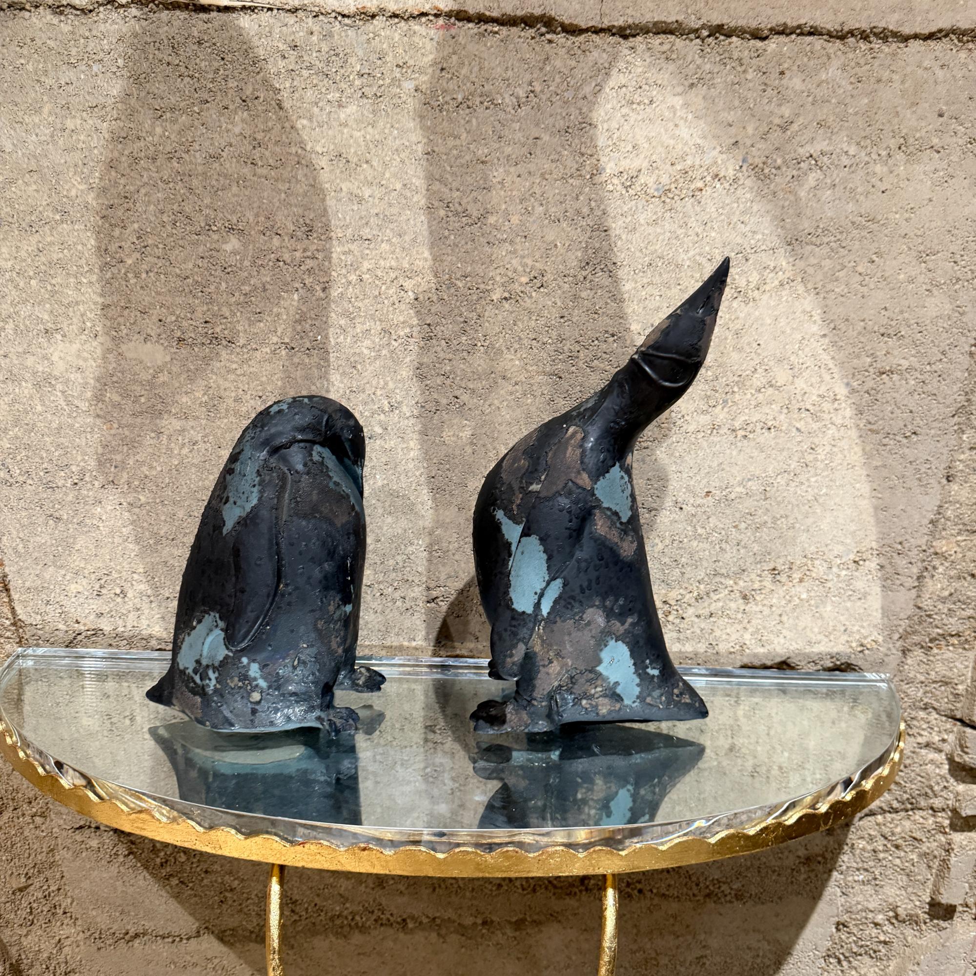Für Ihre Betrachtung, ein Paar Pinguine Figuren - Skulpturen  von Tony Evans Studio. Studio Töpferei brutalistisches modernes Design. Nur eine Skulptur hat das Label und ist unter 