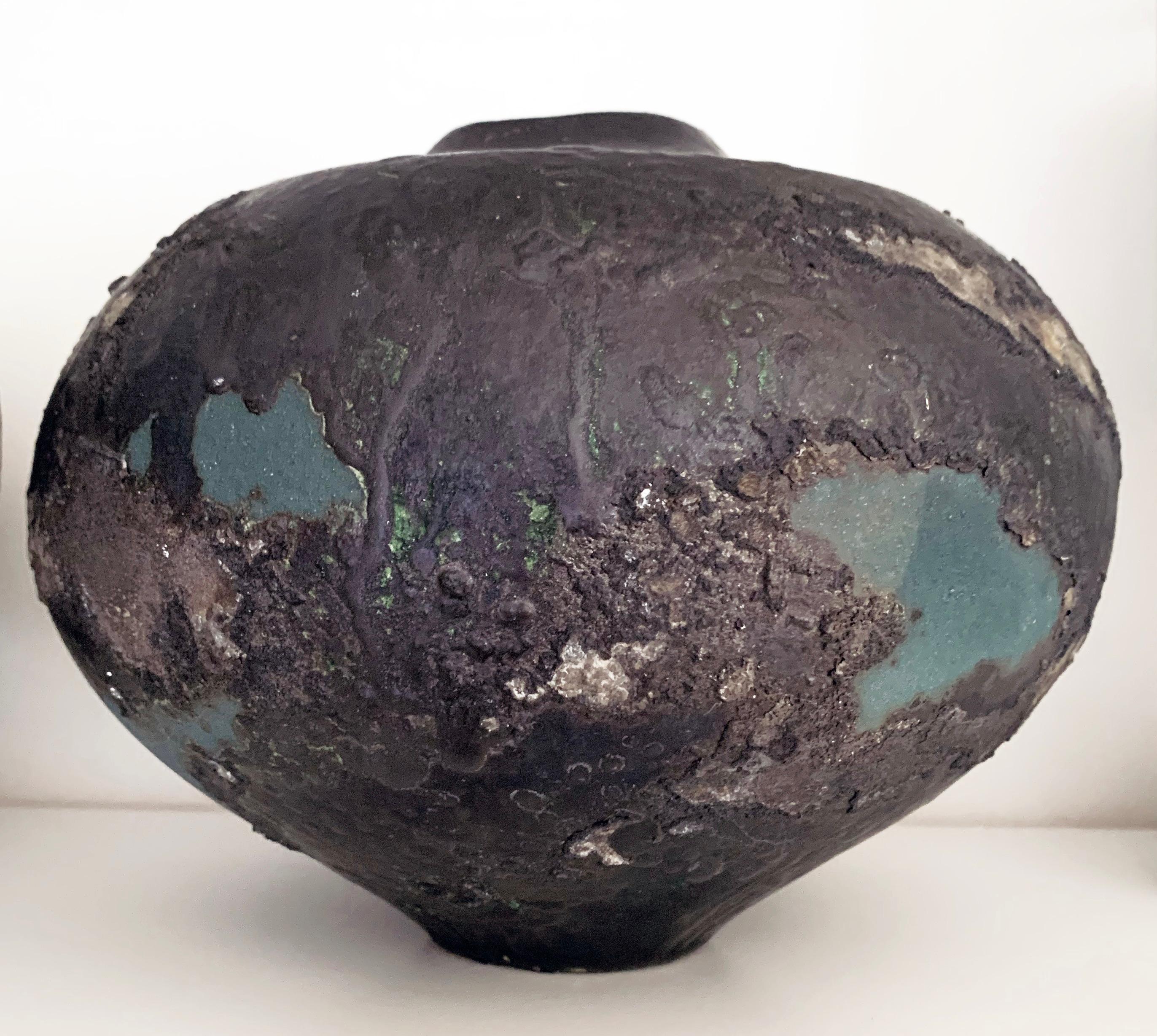 Welsh art potter Tony Evans (1942-2009) Raku Art Pottery vase, Mid-century Modern.
In addition to having an exemplary terrain composed of subtle textures and colors, this vase bears tremendous variations in its use of matte or shiny surface