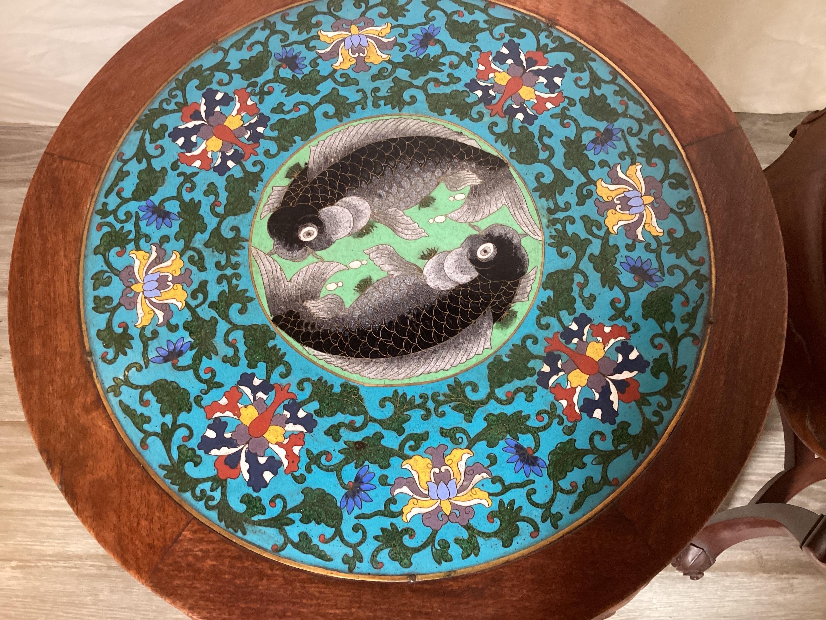 Ein Paar antike chinesische Hung-Mu-Holztische/Ständer mit Cloisonné-Platten (Chinesischer Export)