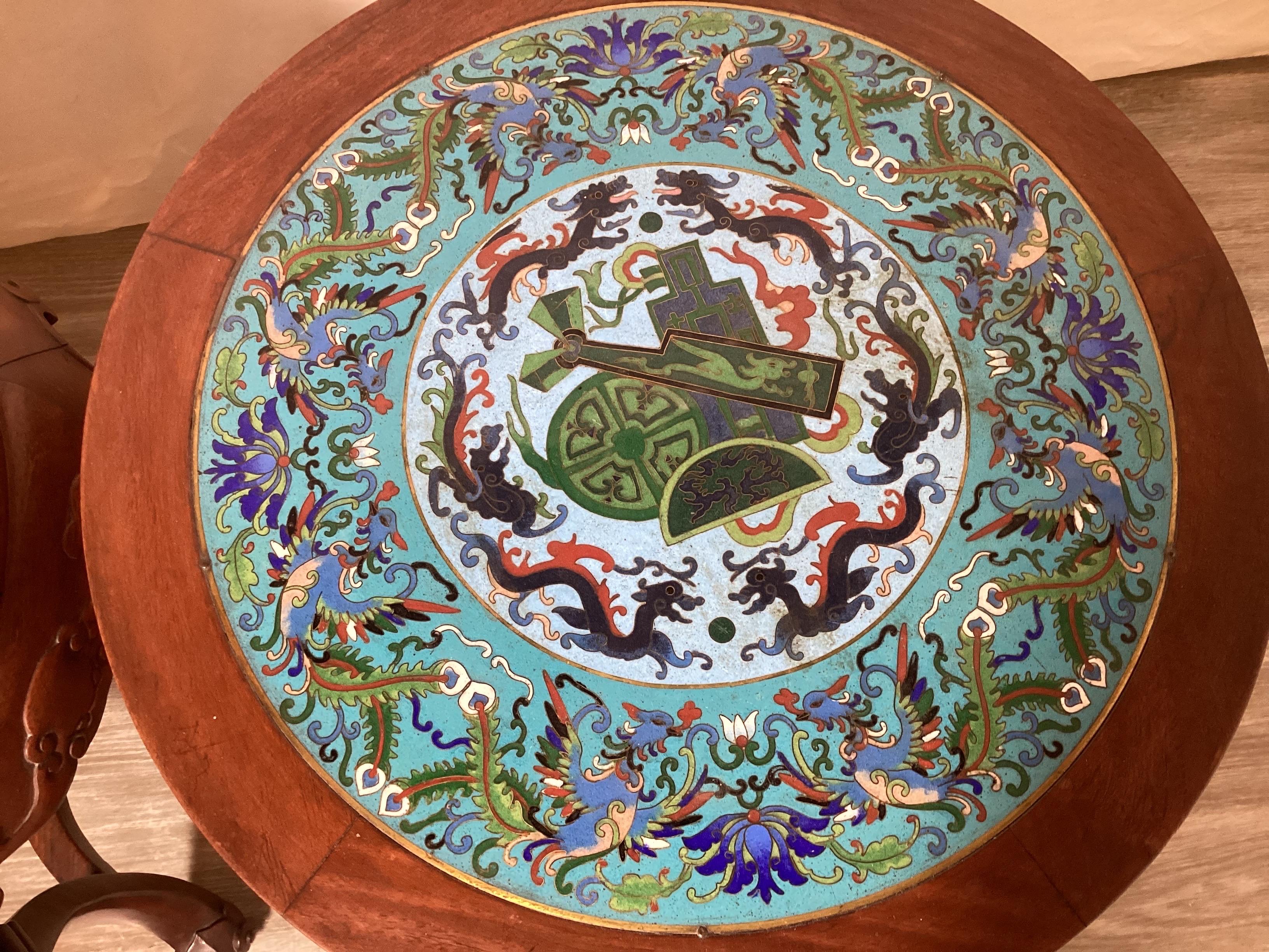 Ein Paar antike chinesische Hung-Mu-Holztische/Ständer mit Cloisonné-Platten (Chinesisch)