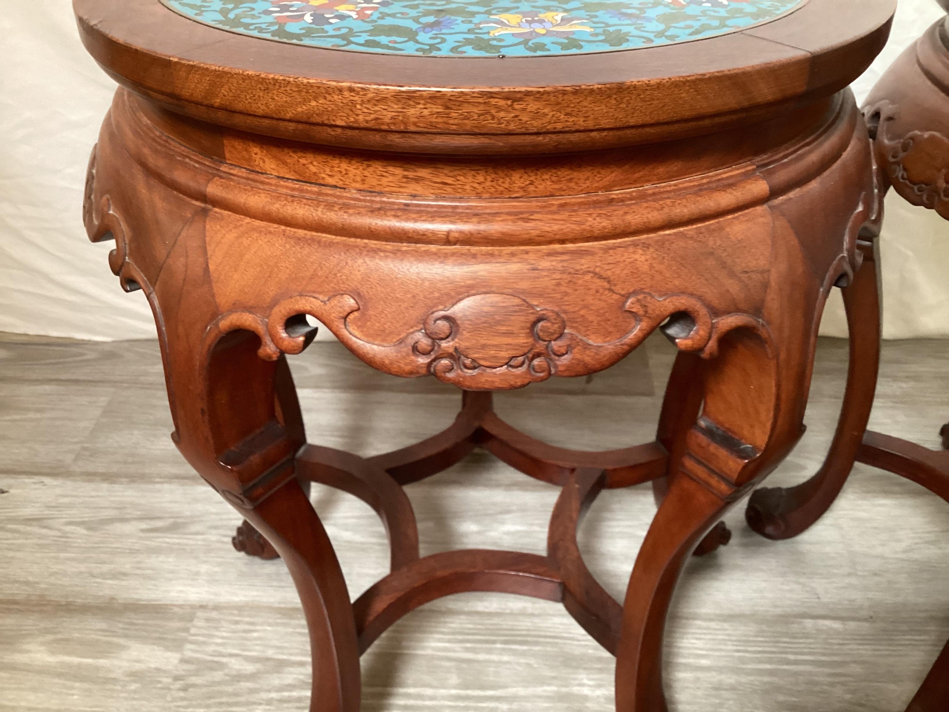 Ein Paar antike chinesische Hung-Mu-Holztische/Ständer mit Cloisonné-Platten im Zustand „Gut“ in Lambertville, NJ