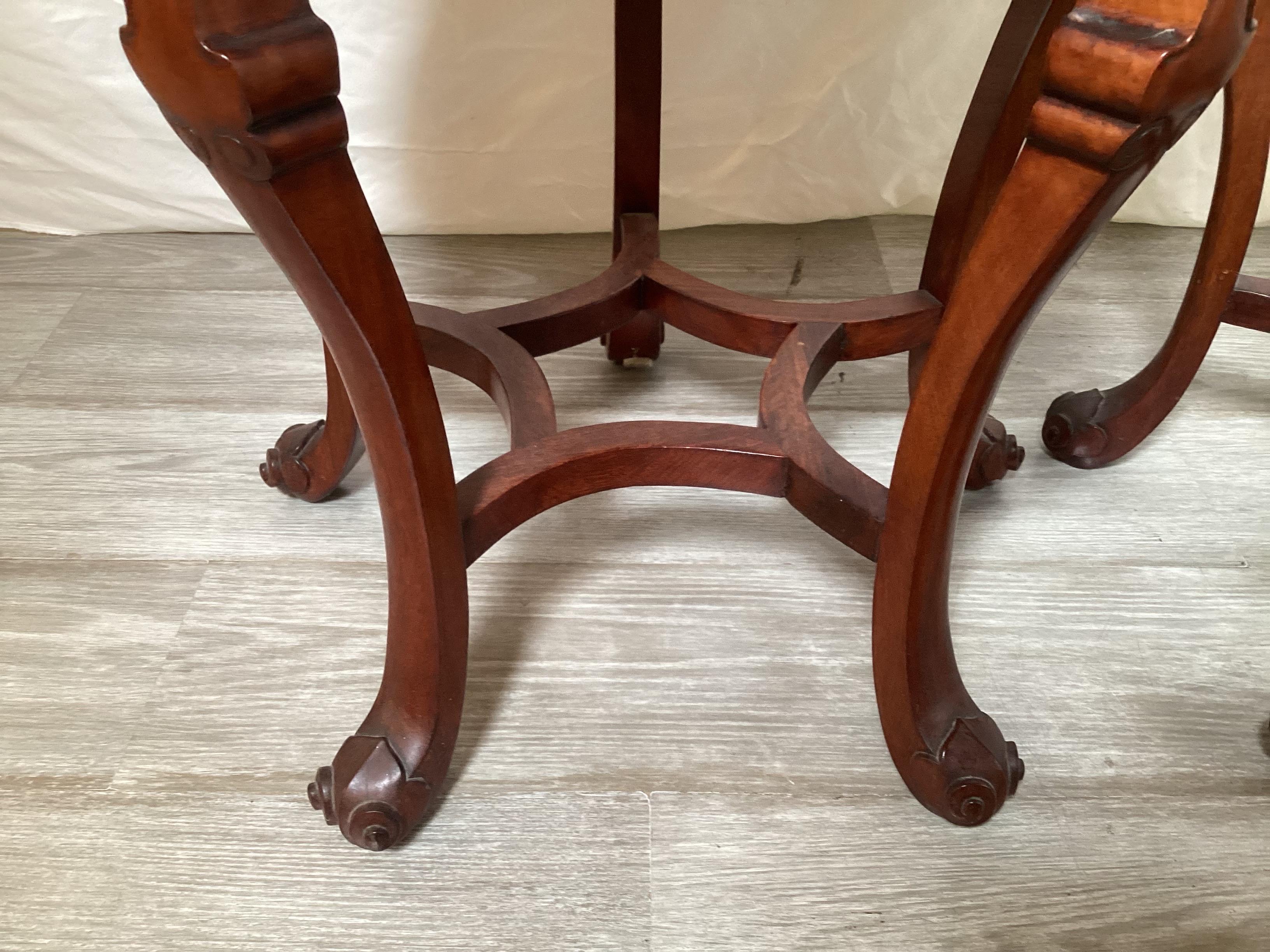 Ein Paar antike chinesische Hung-Mu-Holztische/Ständer mit Cloisonné-Platten (19. Jahrhundert)