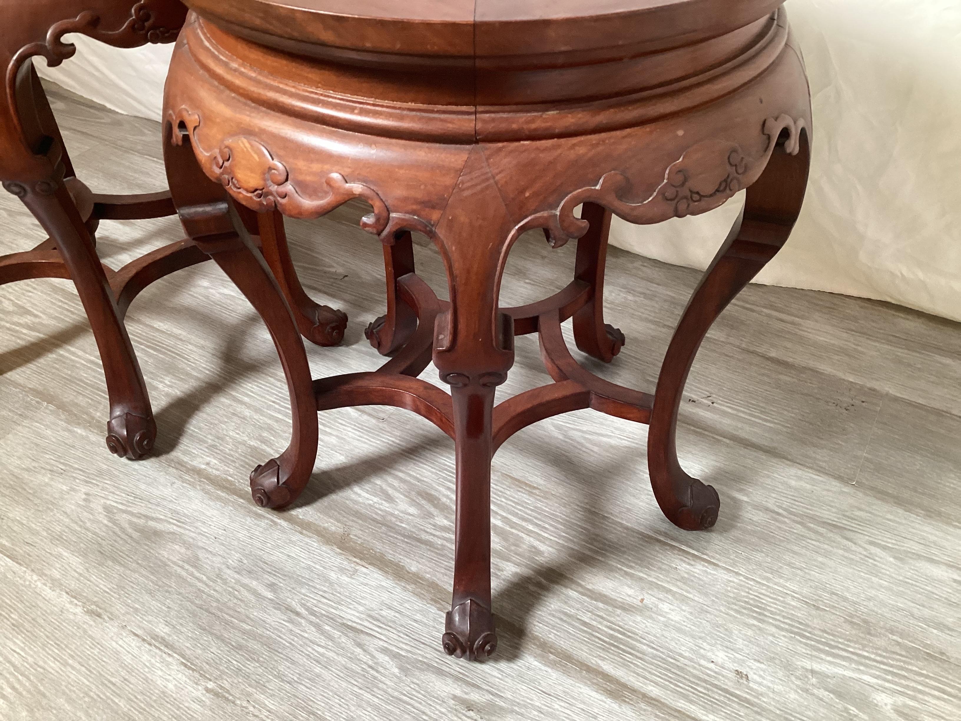 Ein Paar antike chinesische Hung-Mu-Holztische/Ständer mit Cloisonné-Platten (Emaille)