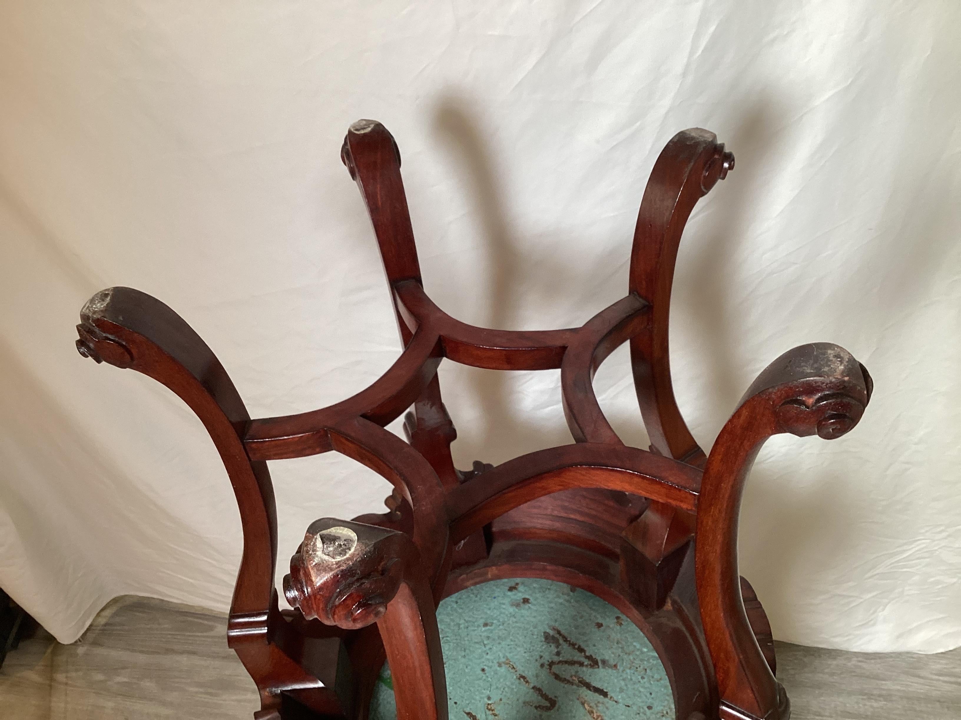 Ein Paar antike chinesische Hung-Mu-Holztische/Ständer mit Cloisonné-Platten 1