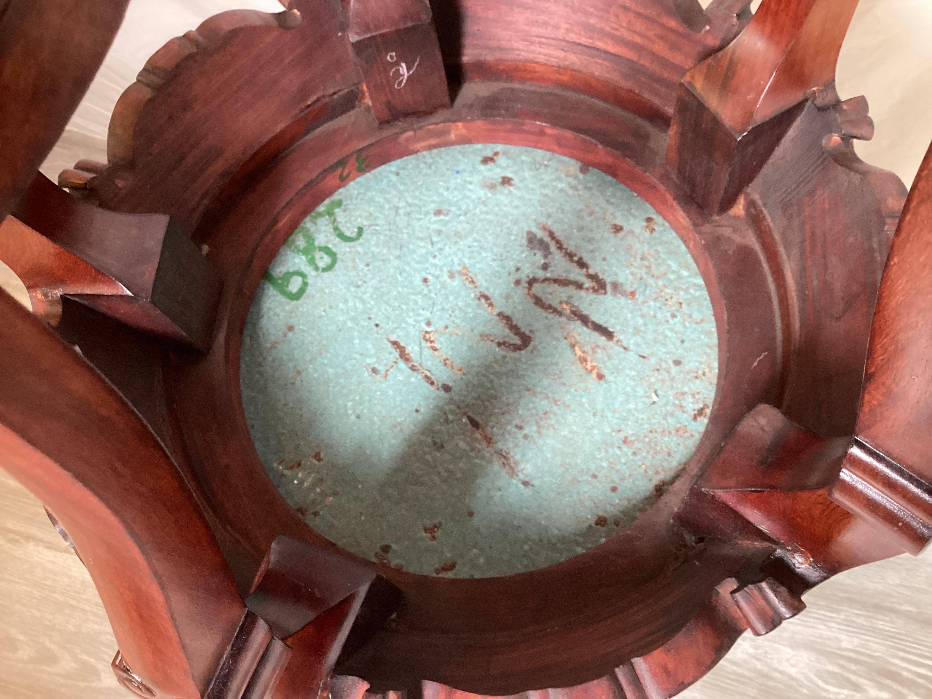 Ein Paar antike chinesische Hung-Mu-Holztische/Ständer mit Cloisonné-Platten 2
