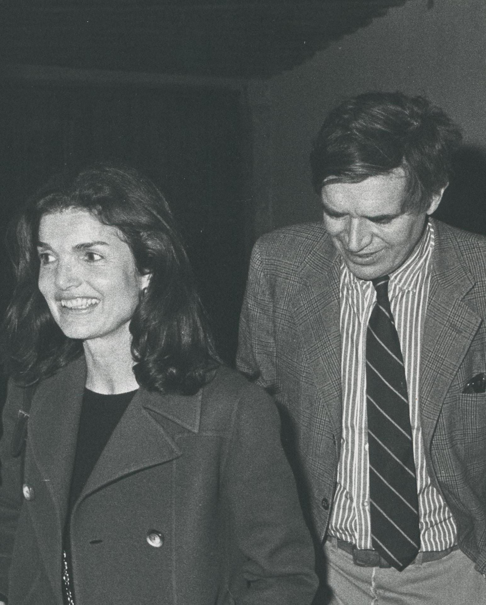Jackie Kennedy, Schwarz-Weiß-Fotografie, 1975 – Photograph von Tony Grylla