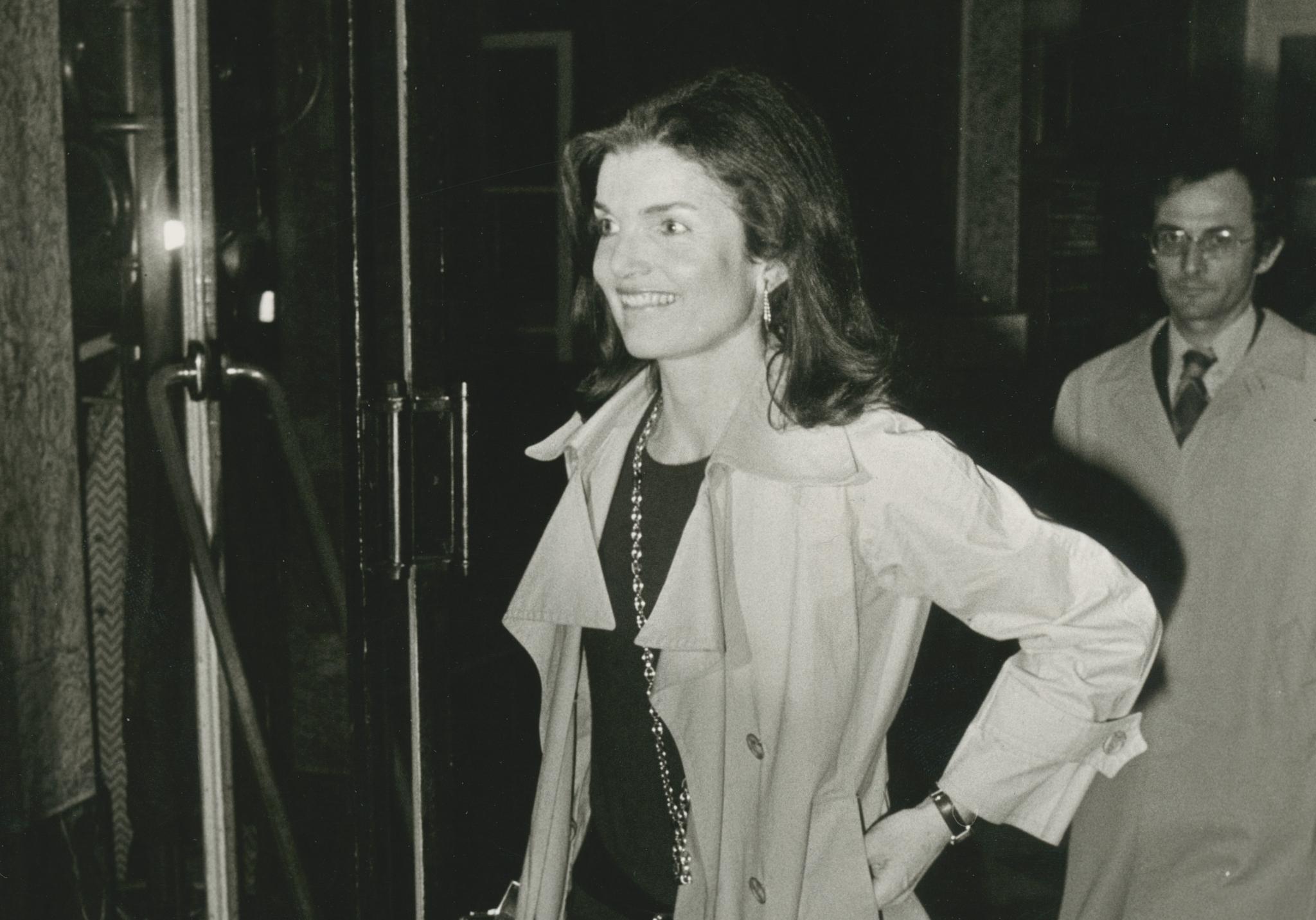 Jackie Kennedy verließ das Hospital, Paris, Frankreich, 30 x 20, 5 cm (Moderne), Photograph, von Tony Grylla