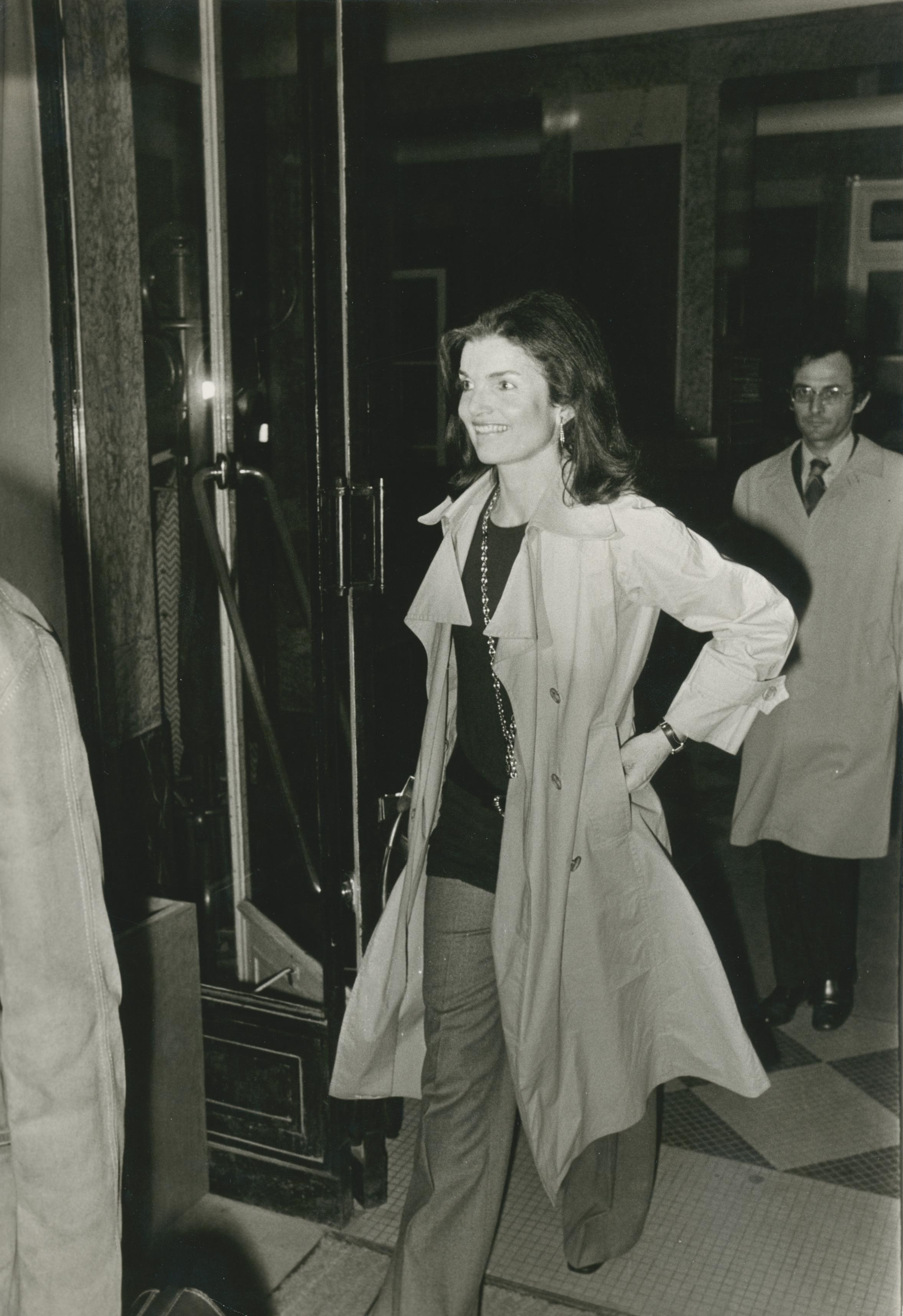Tony Grylla Black and White Photograph – Jackie Kennedy verließ das Hospital, Paris, Frankreich, 30 x 20, 5 cm