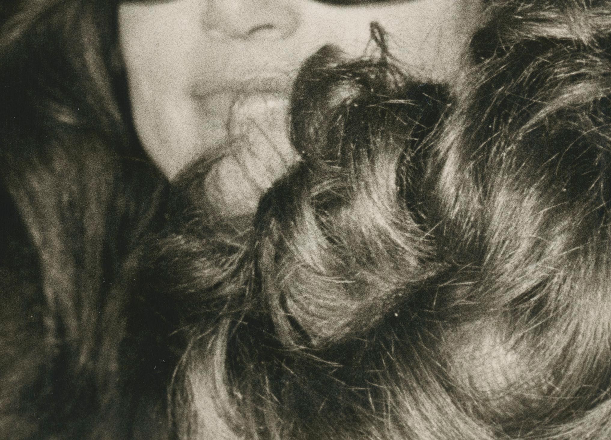 Jackie Kennedy mit Sonnenbrillen, Schwarz und Weiß; Paris, 1970er Jahre, 29,7 x 20,1 cm – Photograph von Tony Grylla