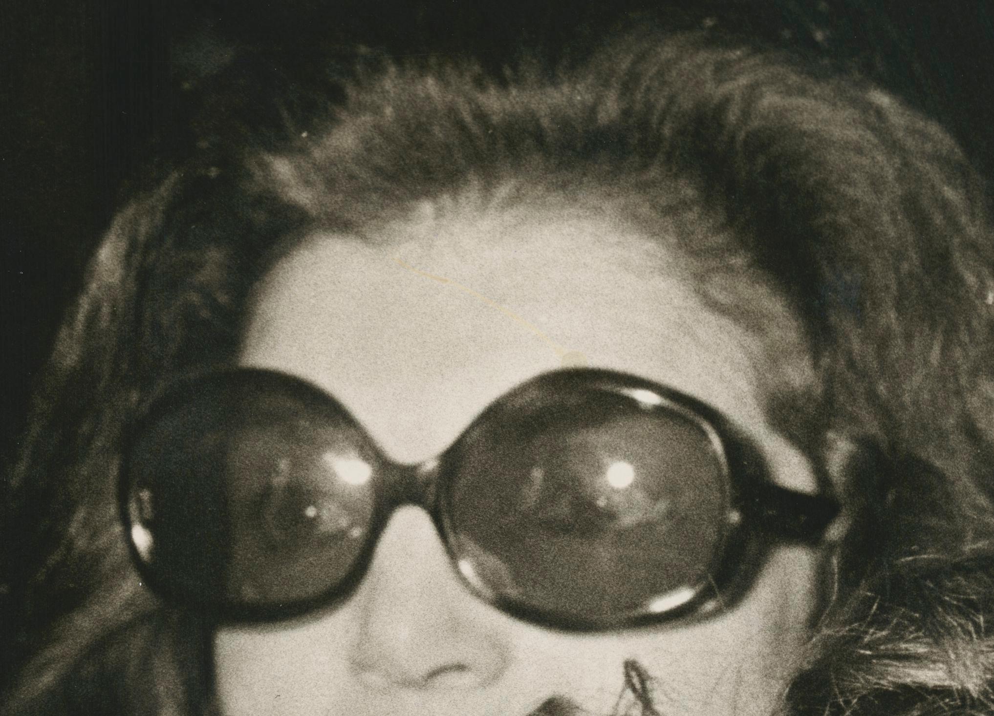 Jackie Kennedy mit Sonnenbrillen, Schwarz und Weiß; Paris, 1970er Jahre, 29,7 x 20,1 cm (Moderne), Photograph, von Tony Grylla