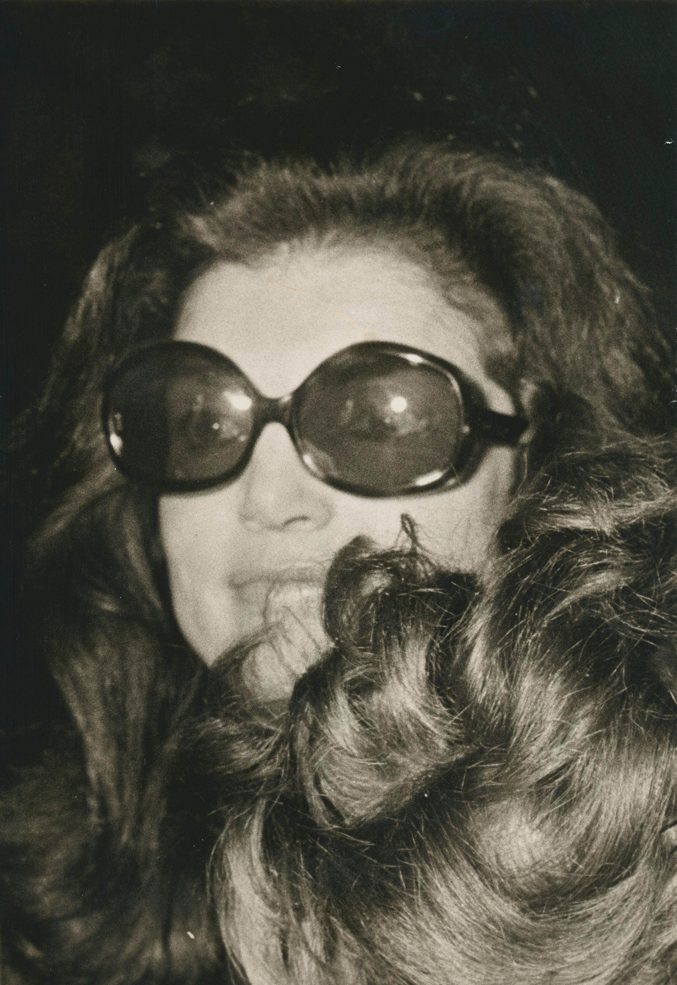 Tony Grylla Black and White Photograph – Jackie Kennedy mit Sonnenbrillen, Schwarz und Weiß; Paris, 1970er Jahre, 29,7 x 20,1 cm