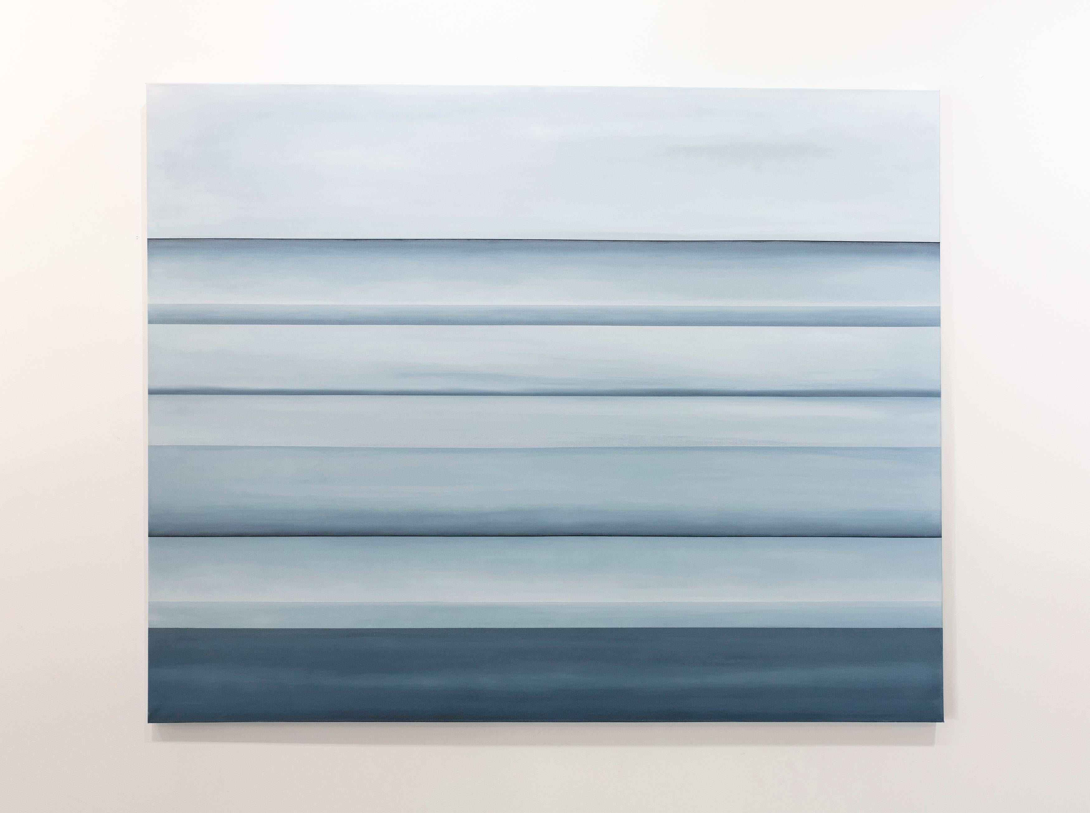 Dieses abstrakte Gemälde von Tony Iadicicco ist mit Ölfarbe auf Leinwand gemalt und zeigt eine blaue, monochromatische Palette. Das Gemälde hat eine abstrahierte Landschaftskomposition mit strengen Horizontlinien, die sich durch die Leinwand ziehen,