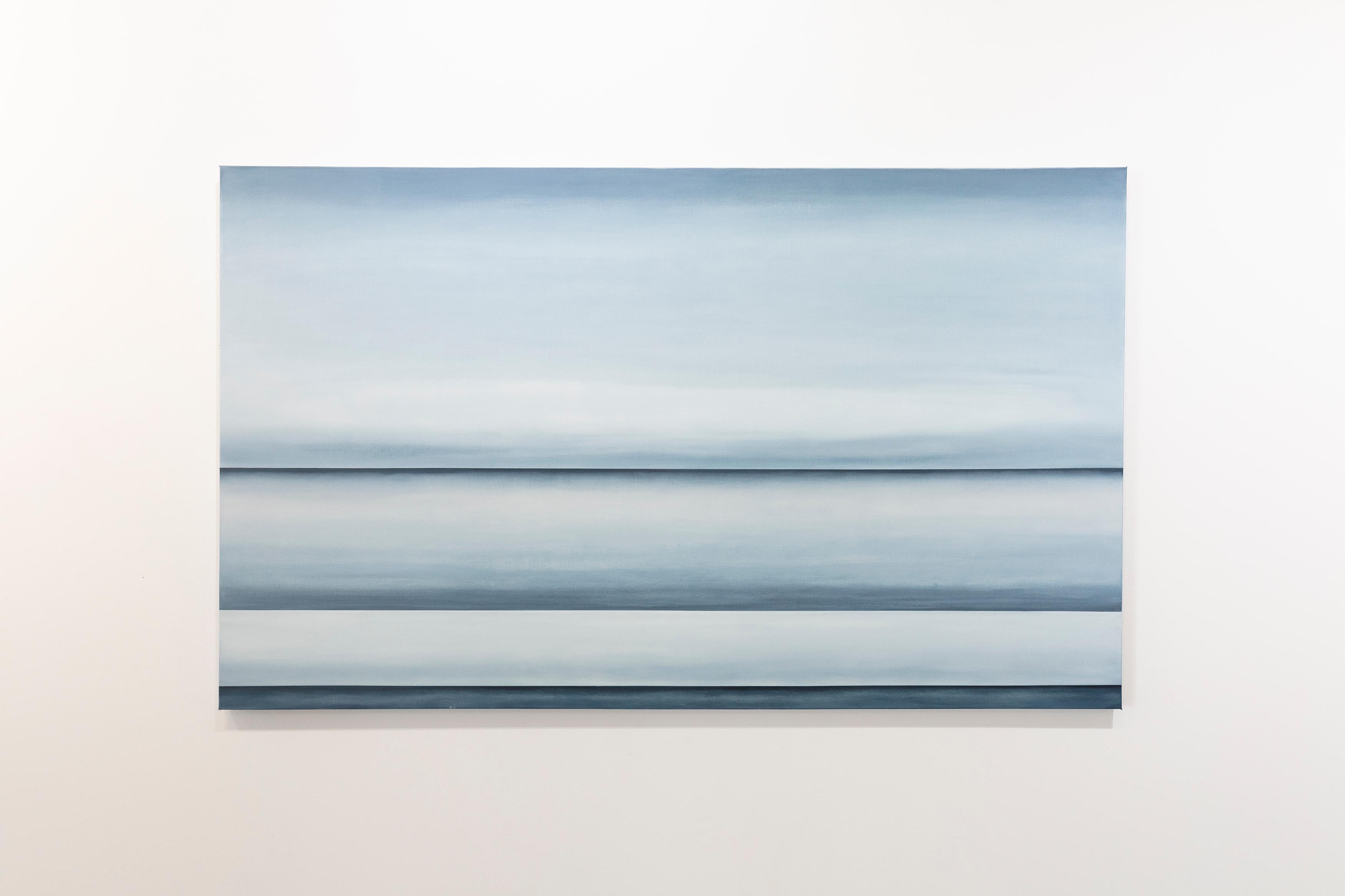 Dieses abstrakte Ölgemälde von Tony Iadicicco zeichnet sich durch eine blaue, monochromatische Farbpalette aus. Das Gemälde hat eine abstrahierte Landschaftskomposition mit drei blauen Horizontlinien, die sich durch die Leinwand ziehen, und sanften