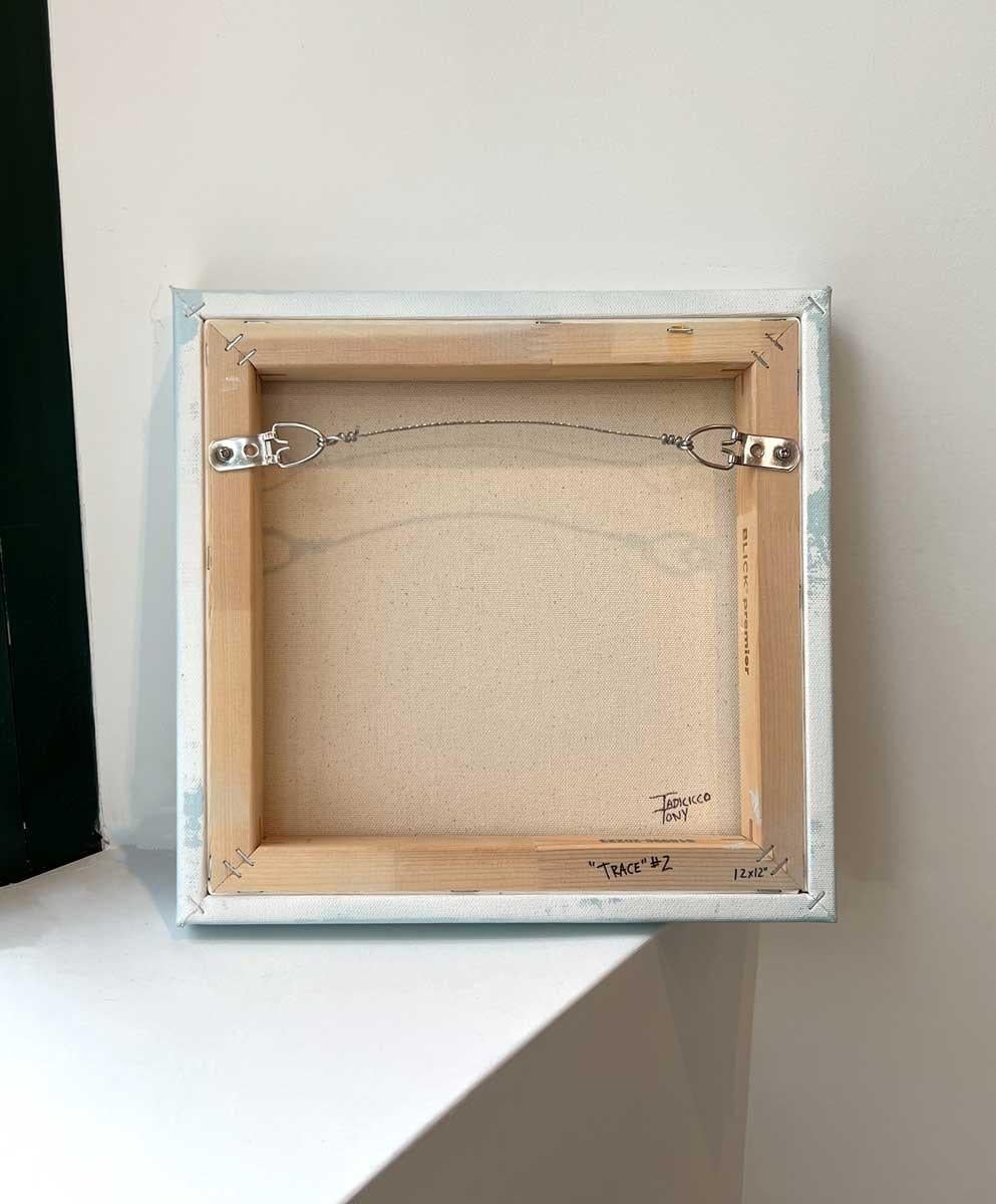 Questo quadro astratto di Tony Iadicicco è caratterizzato da una tavolozza di grigi chiari. L'artista mescola tonalità chiare di grigio per creare una composizione di paesaggio astratto, con una tonalità più scura di grigio che corre orizzontalmente