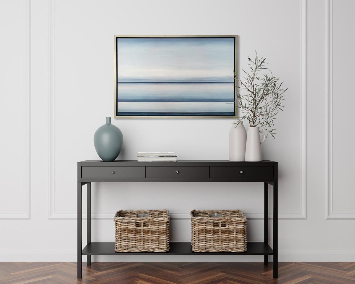 Ce paysage abstrait imprimé en édition limitée par Tony Iadicicco présente une palette monochromatique bleue. Il s'agit d'une composition paysagère abstraite, avec trois lignes d'horizon d'un bleu intense et des couleurs douces mélangées entre