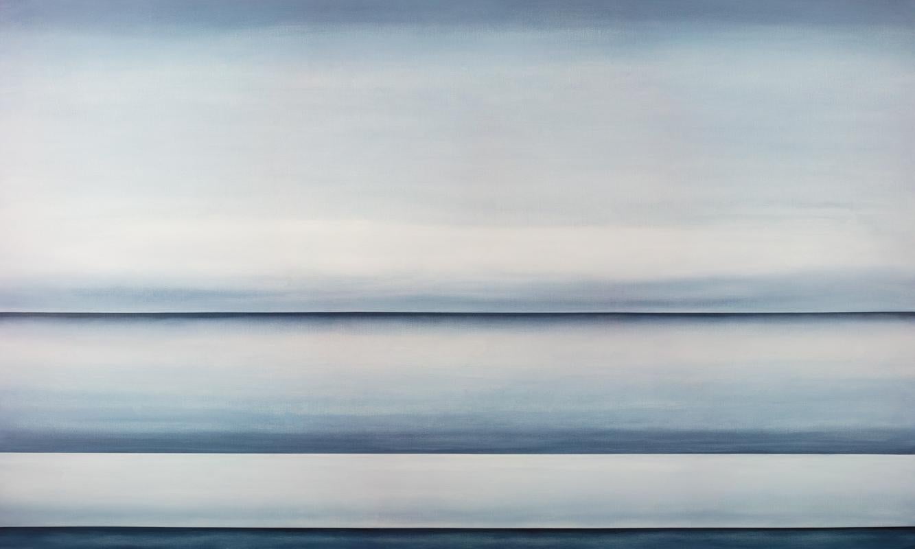Ce paysage abstrait imprimé en édition limitée par Tony Iadicicco présente une palette monochromatique bleue. Il s'agit d'une composition paysagère abstraite, avec trois lignes d'horizon d'un bleu intense et des couleurs douces mélangées entre