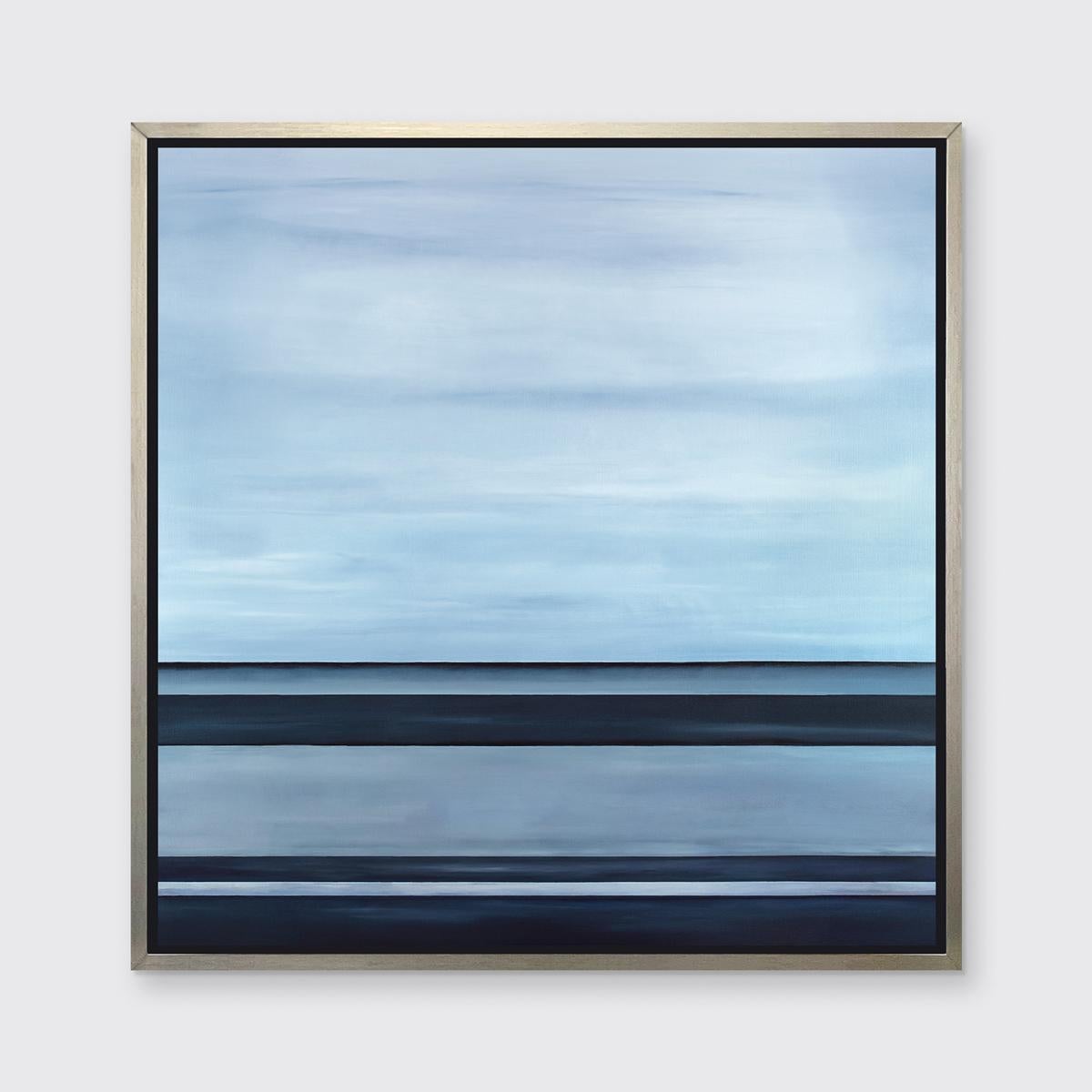 Dieses abstrakte Landschaftsbild in limitierter Auflage von Tony Iadicicco zeigt eine blaue und graue Farbpalette. Die Künstlerin kombiniert weiche Farbmischungen mit strengen horizontalen Linien, die eine Landschaftskomposition und eine