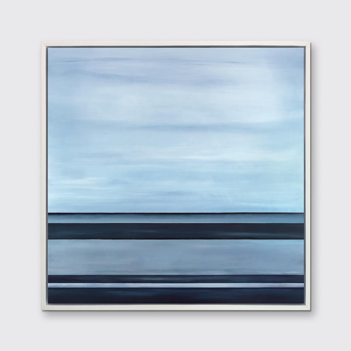 Questo paesaggio astratto stampato in edizione limitata da Tony Iadicicco è caratterizzato da una tavolozza di colori blu e grigio. L'artista abbina colori morbidi e sfumati a linee orizzontali che creano una composizione paesaggistica e un'estetica